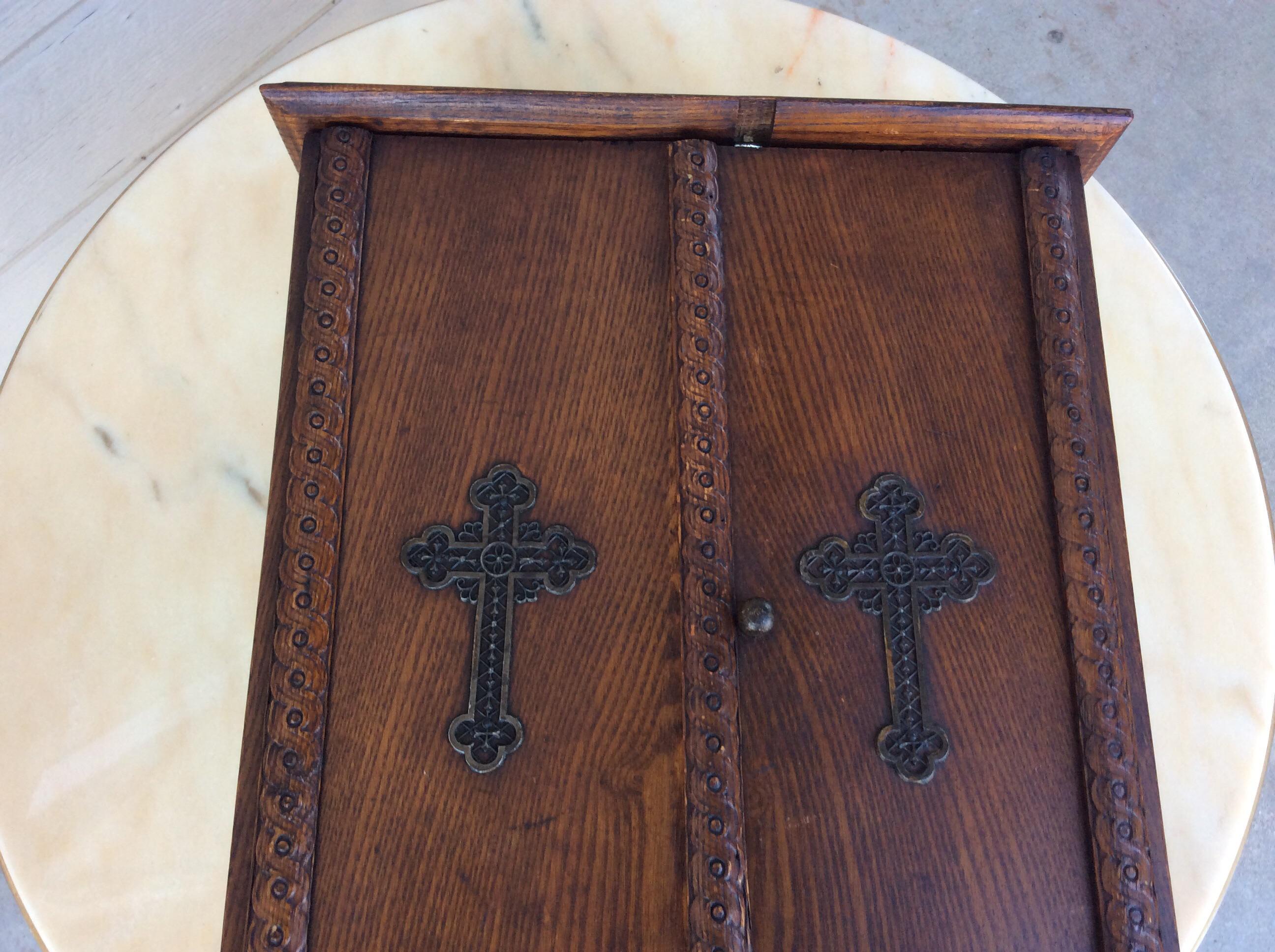Armoire à viatique et boîte d'autel en bois du début du 20e siècle en vente 5