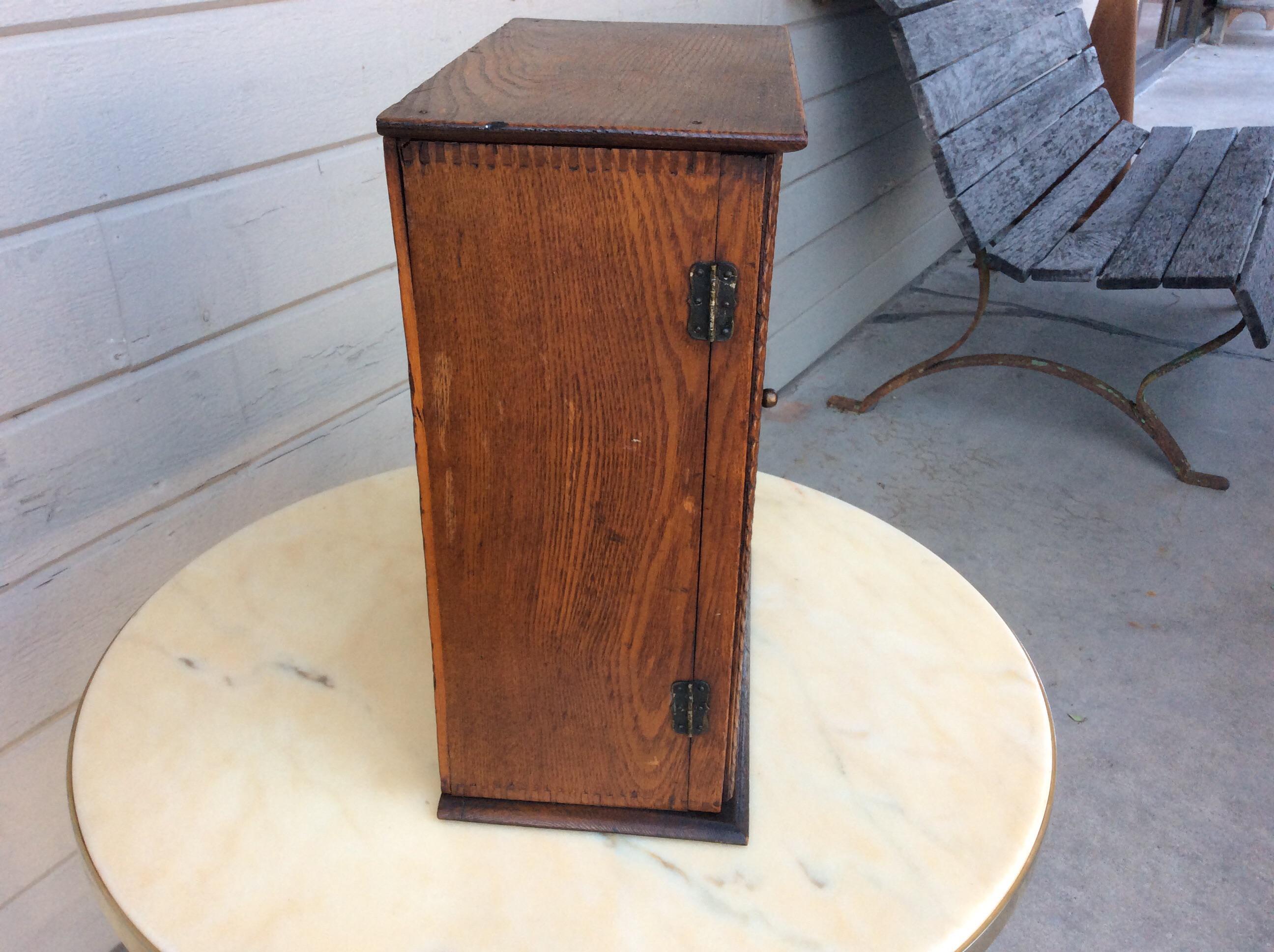 Américain Armoire à viatique et boîte d'autel en bois du début du 20e siècle en vente