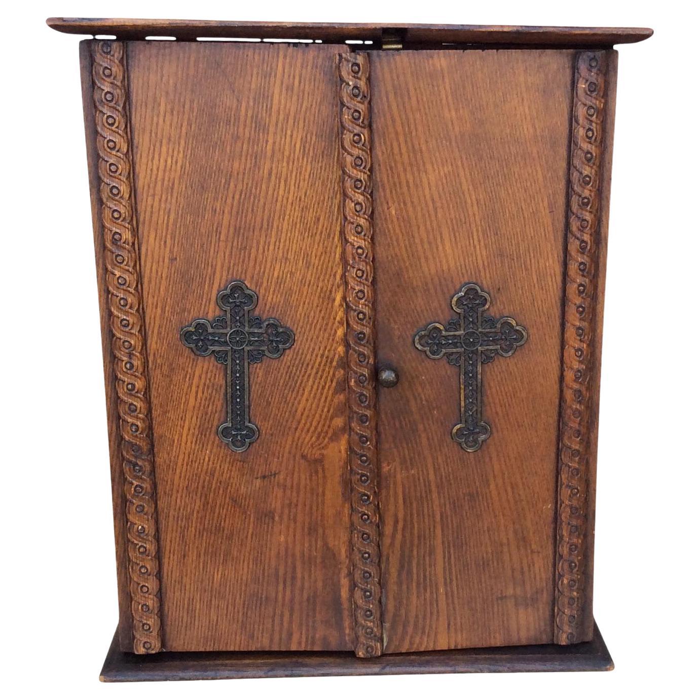 Armoire à viatique et boîte d'autel en bois du début du 20e siècle