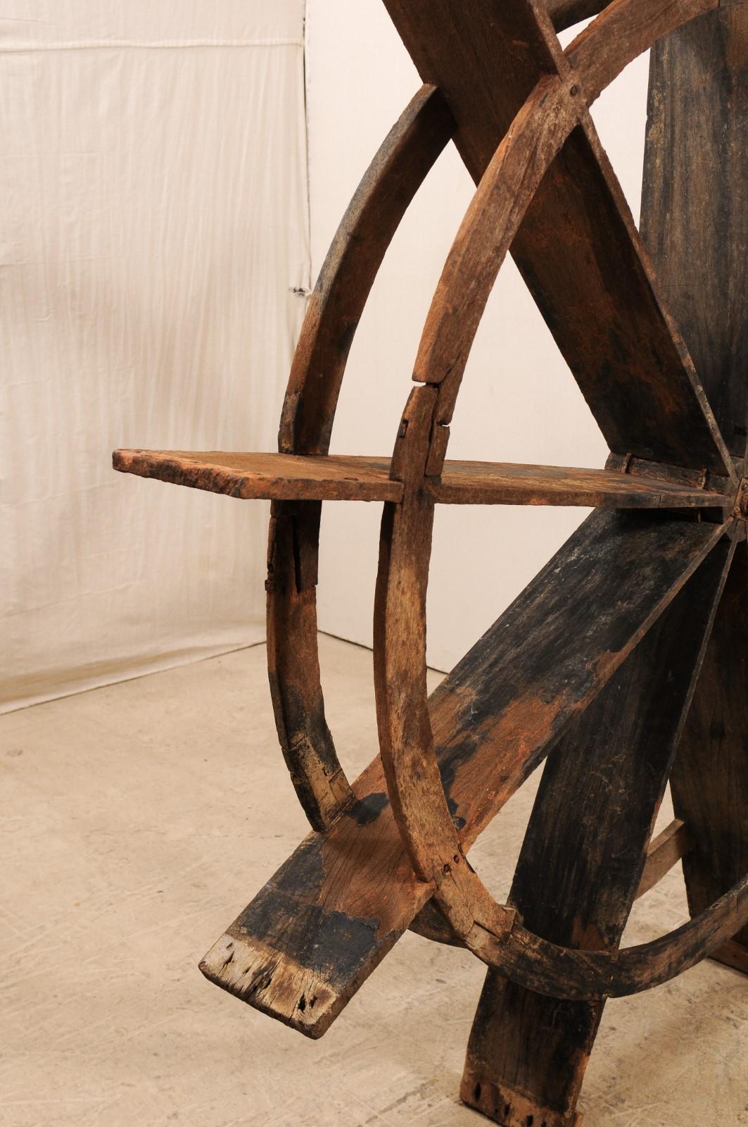 Métal roue d'eau en bois du début du 20e siècle provenant du Kerala, Inde en vente