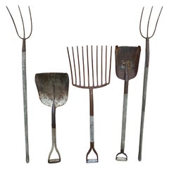 Set di cinque attrezzi da giardino in legno e ferro dei primi del Novecento
