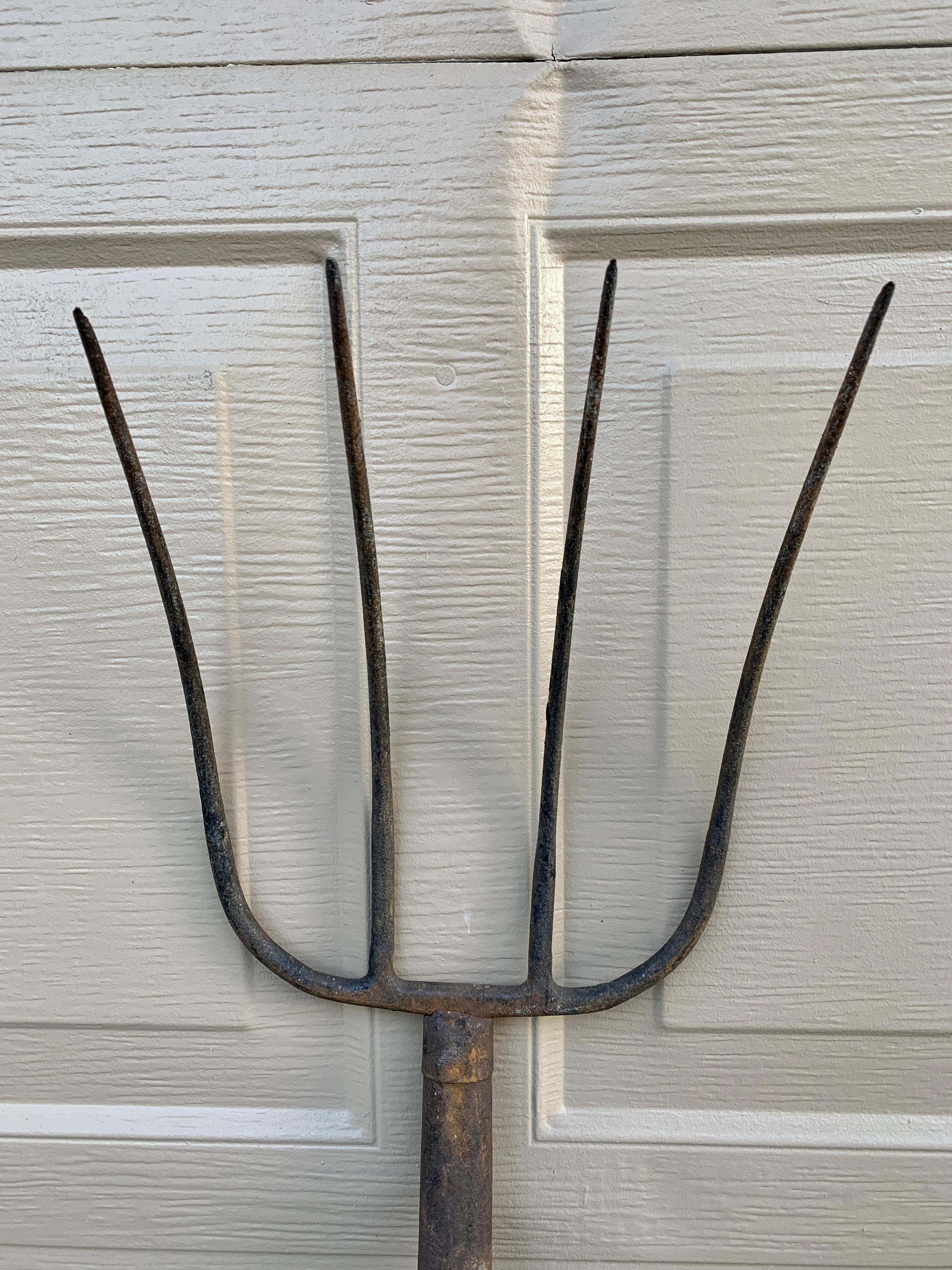 Rustic Early 20th Century Wooden and Iron Pitchfork Garden Tool For Sale