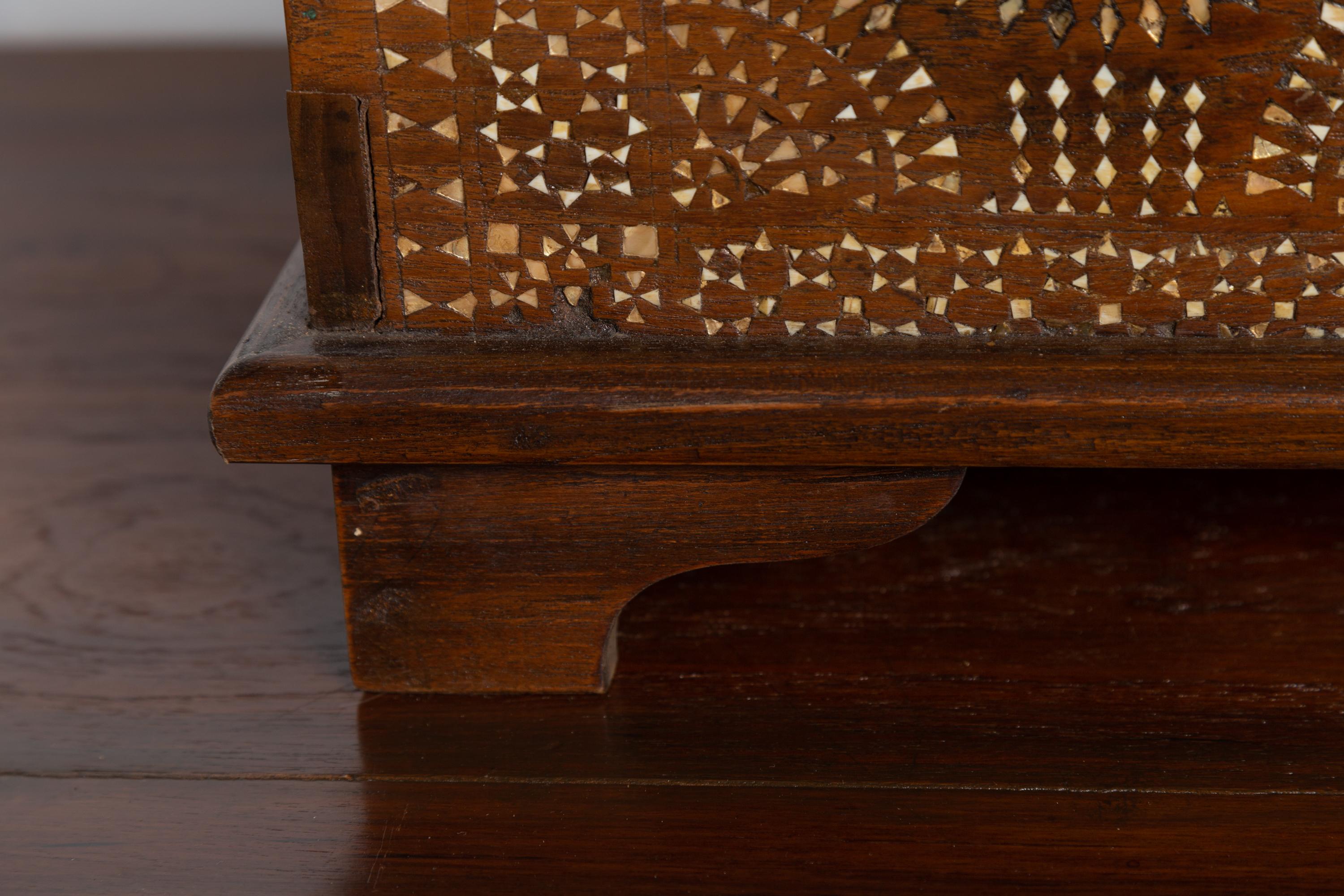 Early 20th Century Wooden Blanket Chest from Mindanao with Mother of Pearl Inlay In Good Condition In Yonkers, NY