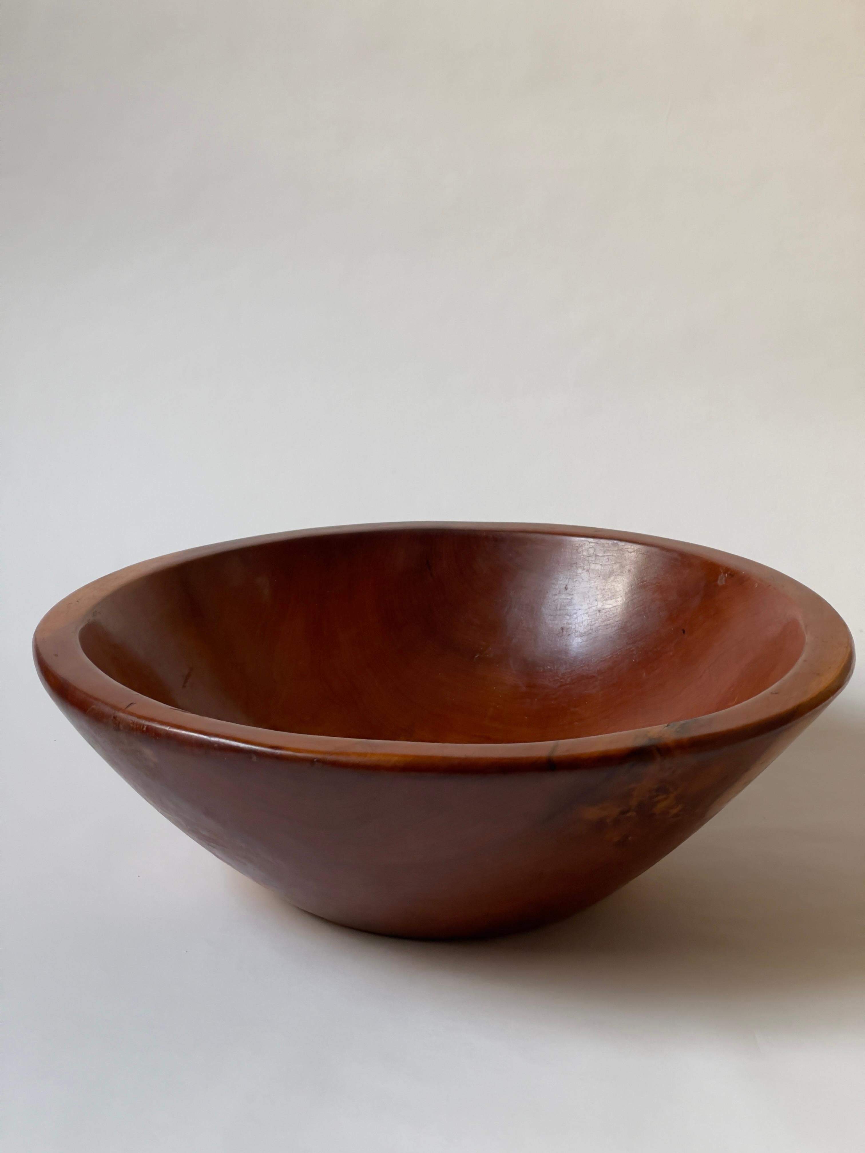 Early 20th century wooden bowl crafted in solid fruitwood by danish woodturner. For Sale 2