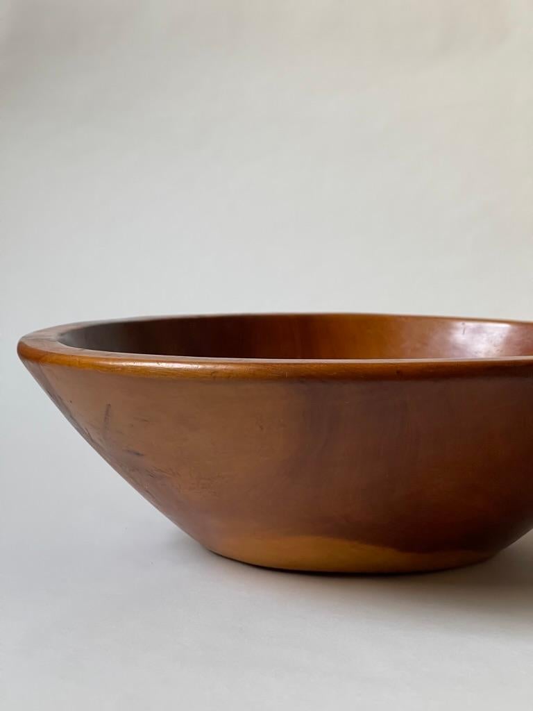 Carved Early 20th century wooden bowl crafted in solid fruitwood by danish woodturner. For Sale