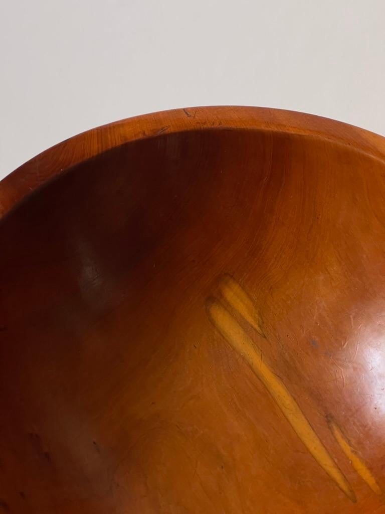 Early 20th century wooden bowl crafted in solid fruitwood by danish woodturner. In Good Condition For Sale In København K, 84