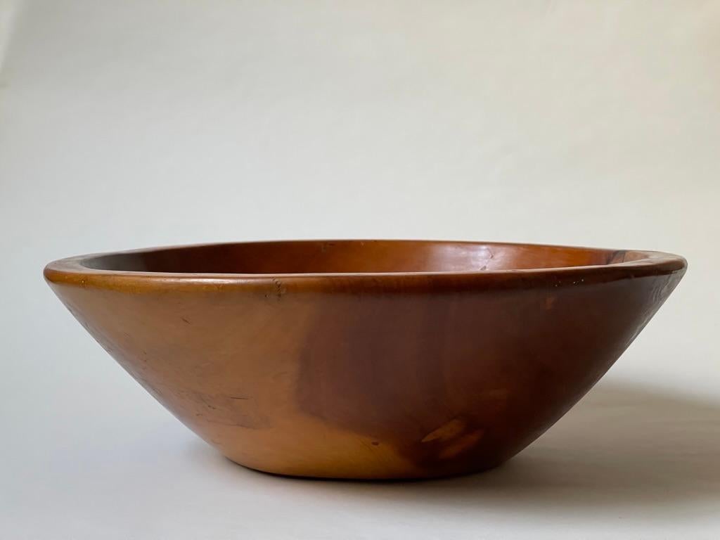 20th Century Early 20th century wooden bowl crafted in solid fruitwood by danish woodturner. For Sale