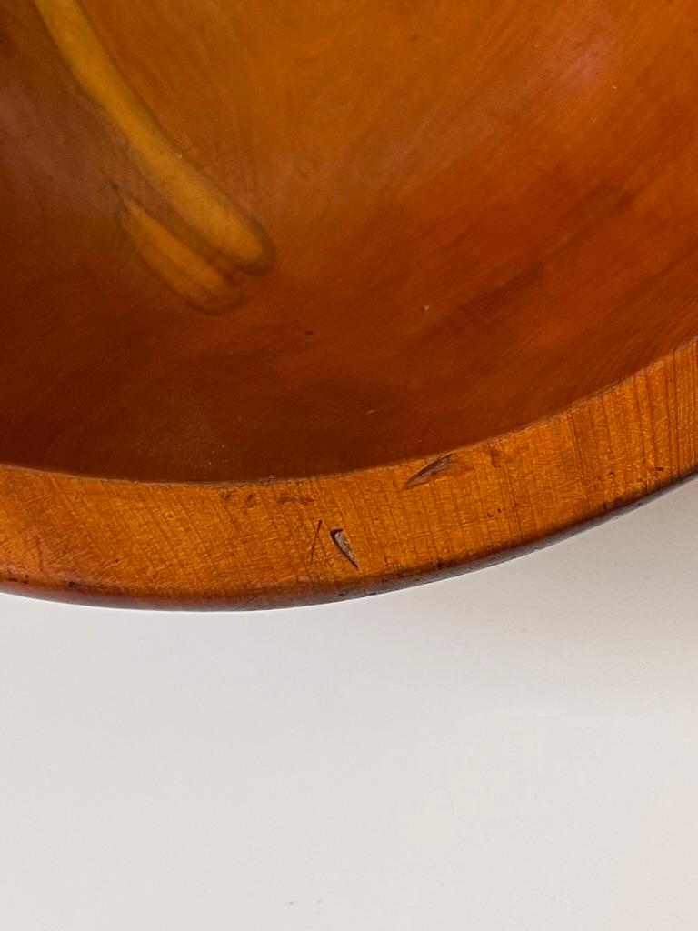 Early 20th century wooden bowl crafted in solid fruitwood by danish woodturner. For Sale 1