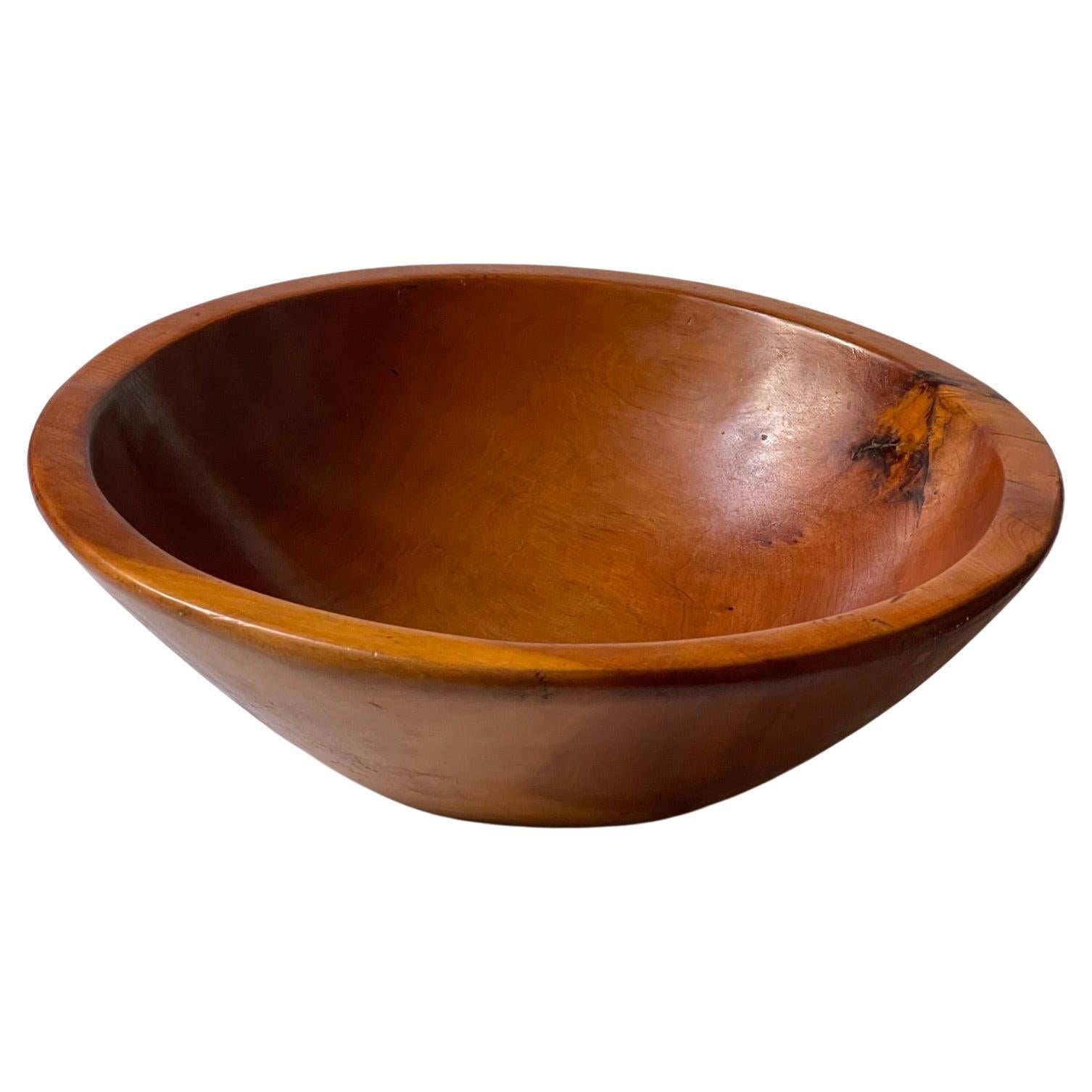 Early 20th century wooden bowl crafted in solid fruitwood by danish woodturner. For Sale