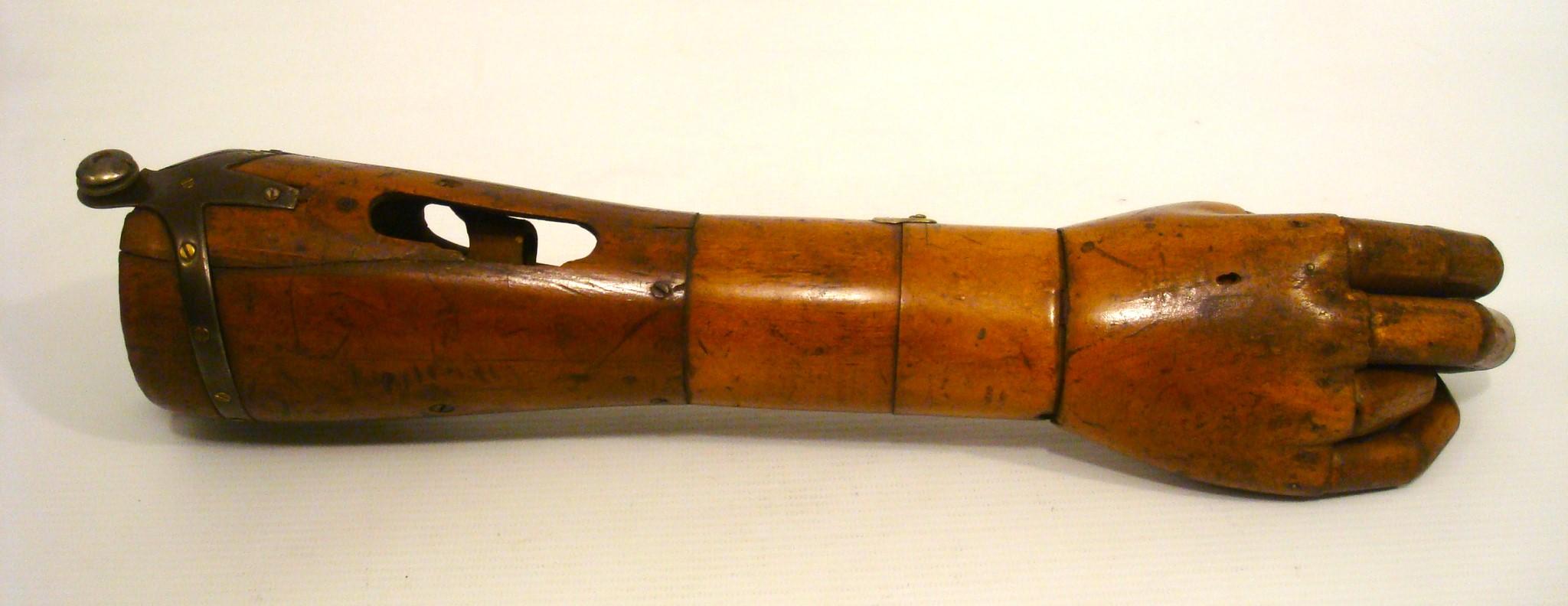 Art nouveau Bras et main articulés prothétiques en bois du début du 20e siècle en vente