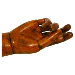 Prótesis de madera de brazo y mano articulados de principios del siglo XX