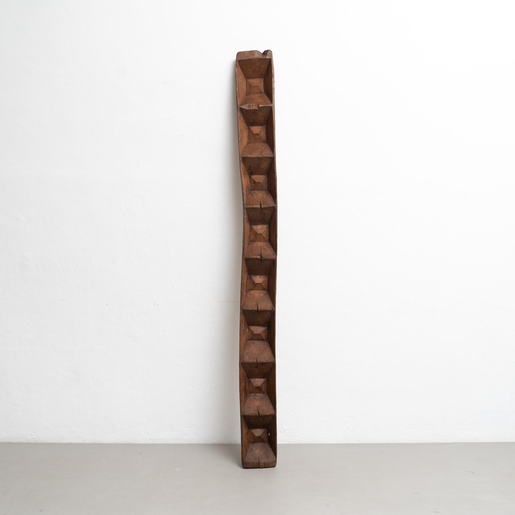 Desvela la belleza del arte de principios del siglo XX con esta extraordinaria escultura de madera, que recuerda a las emblemáticas obras del famoso escultor Brancusi. Realizada por un artista desconocido y fabricada en Francia, esta pieza desprende