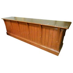 Comptoir de magasin en bois du début du 20e siècle avec patine