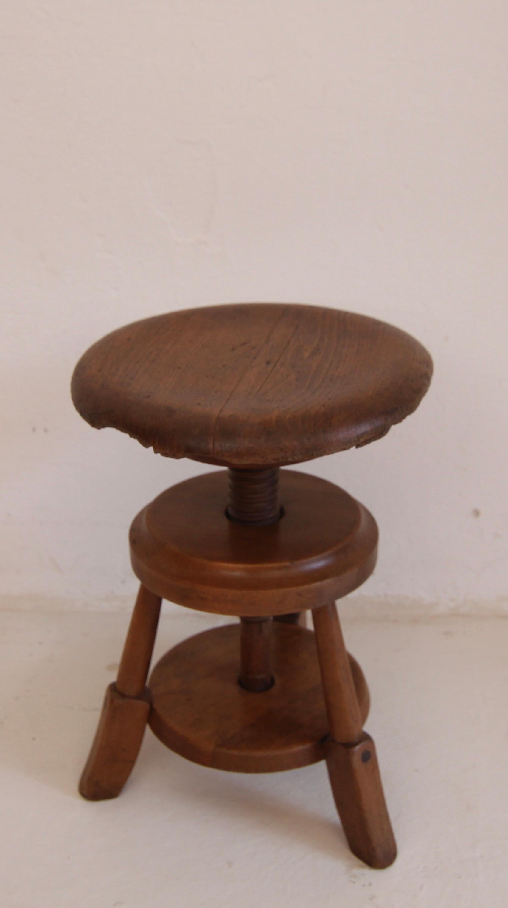 Vintage piano stool from the early 20th century. Made from solid beech wood. Ready for everyday use.

Looks also great on a sideboard as a stand for e.g. a bust, like an old sculptor's table.

Height-adjustable round seat on 3 slightly flared legs