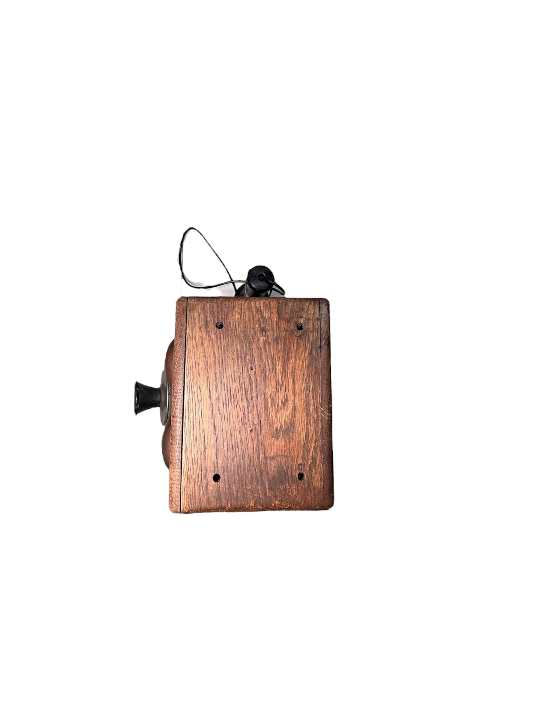 Ottone Telefono da parete in legno dei primi del Novecento in vendita