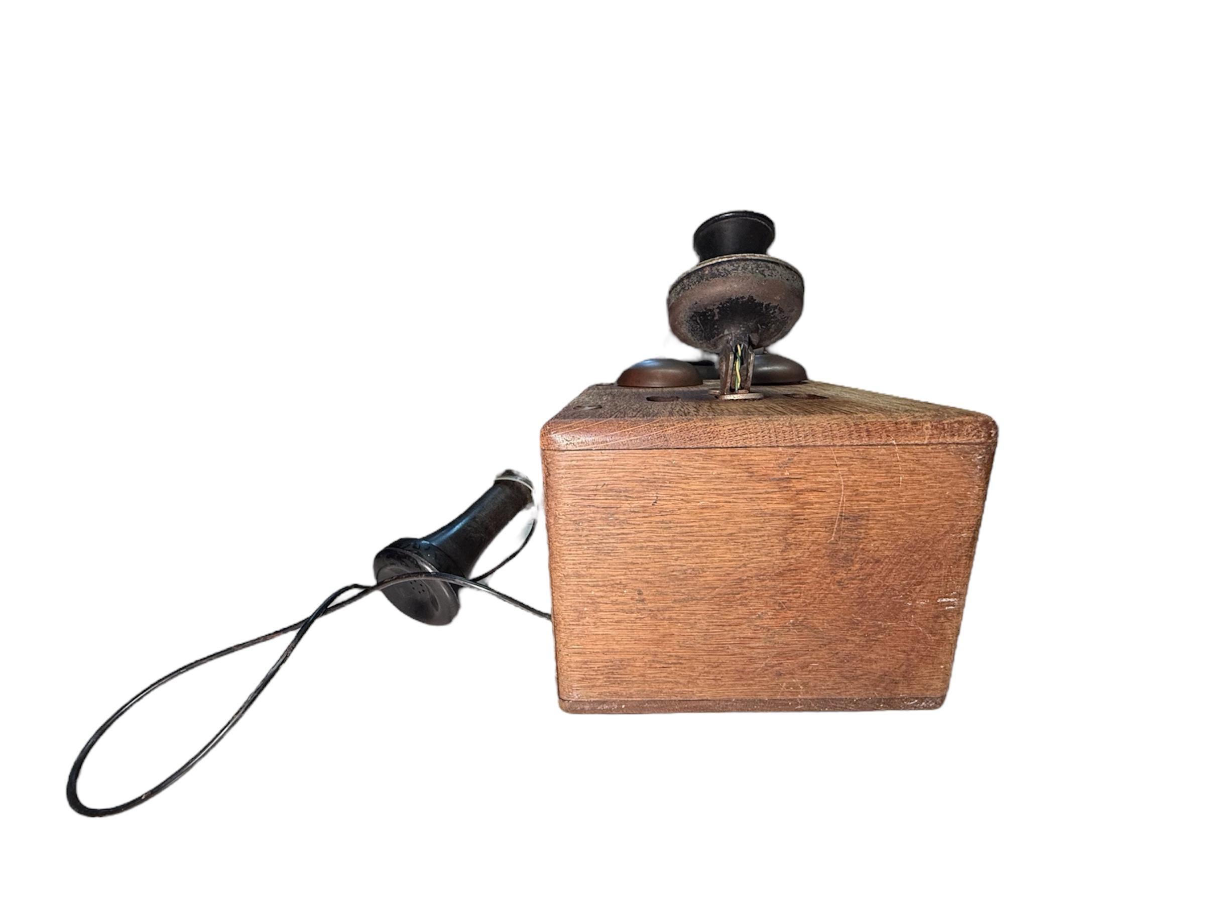 Telefono da parete in legno dei primi del Novecento in vendita 1