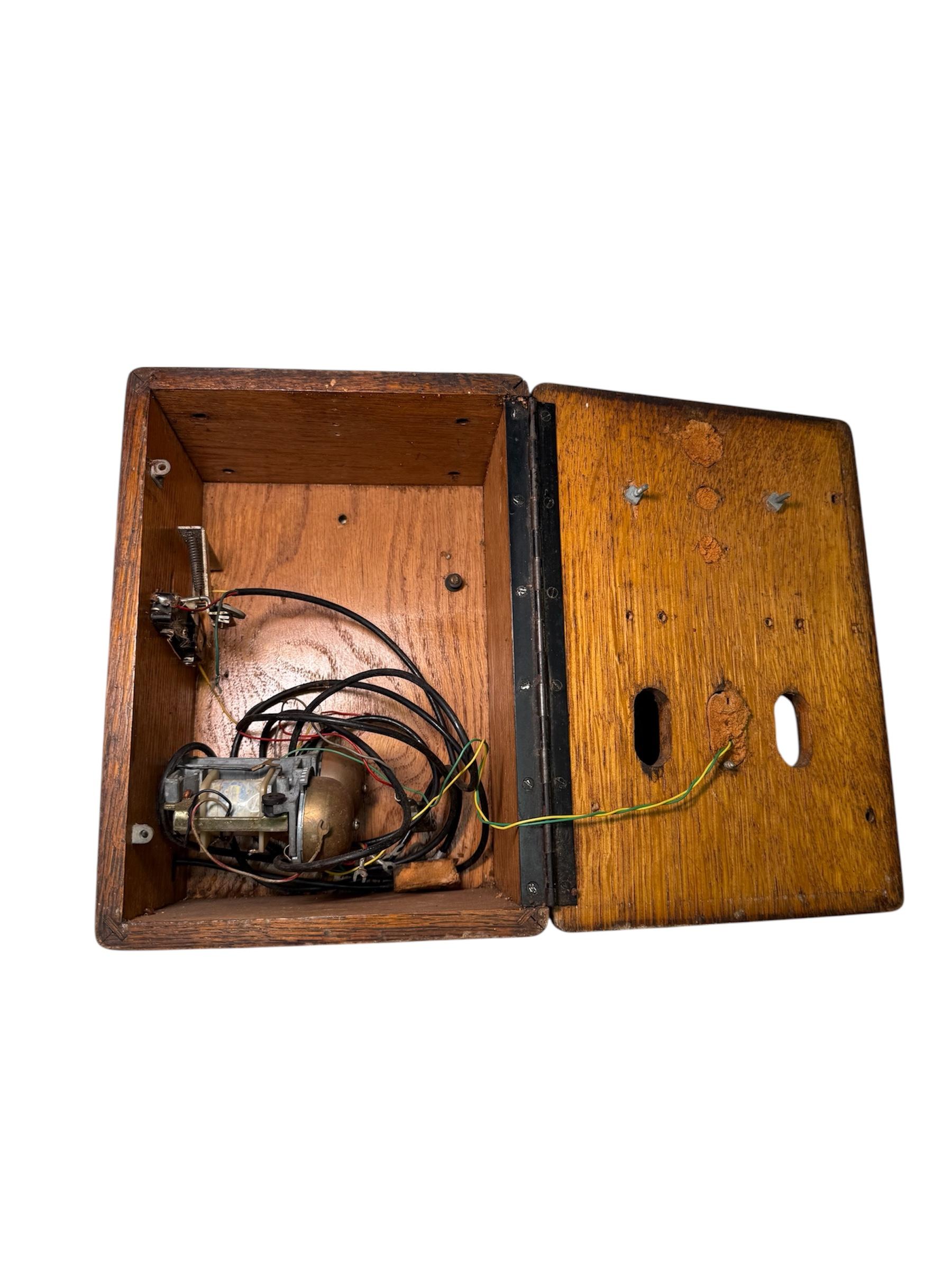 Telefono da parete in legno dei primi del Novecento in vendita 2