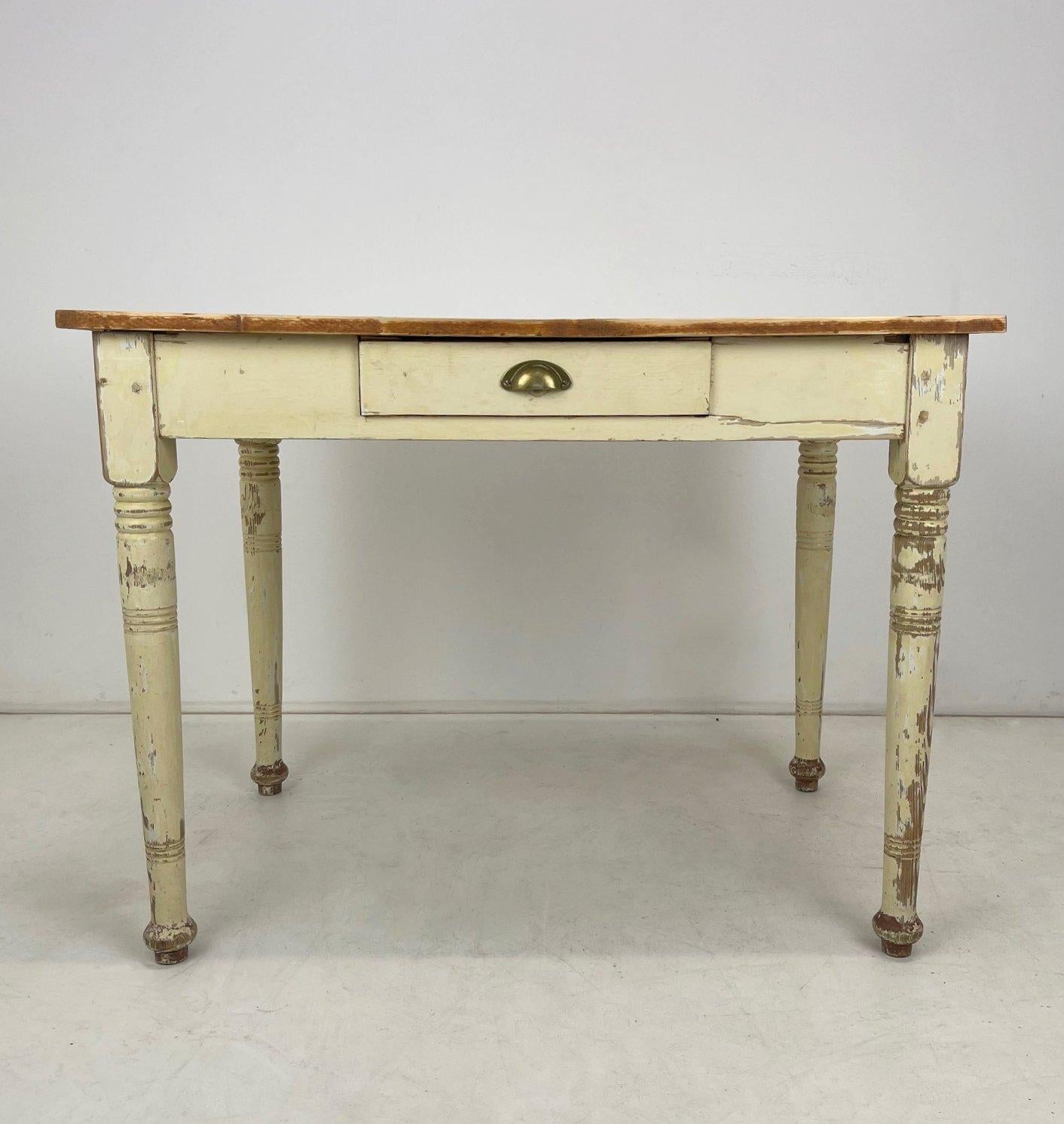 Schöner Tisch oder Schreibtisch aus dem frühen 20. Jahrhundert mit einer Schublade. Der gesamte Schreibtisch wurde geschliffen, insbesondere der obere Teil, und gewachst.
