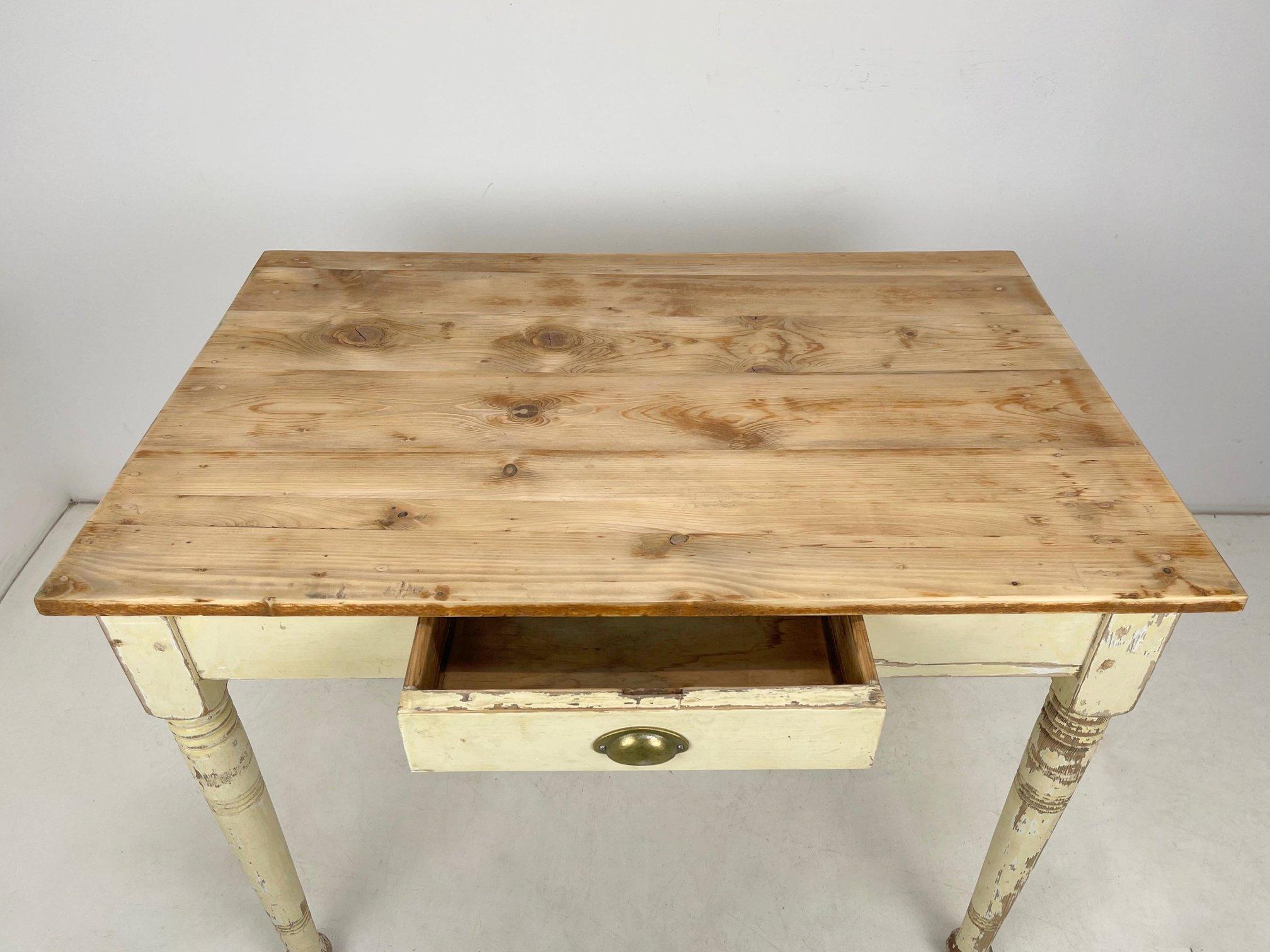 Mesa de trabajo o escritorio de madera de principios del siglo XX con pátina original Checo en venta