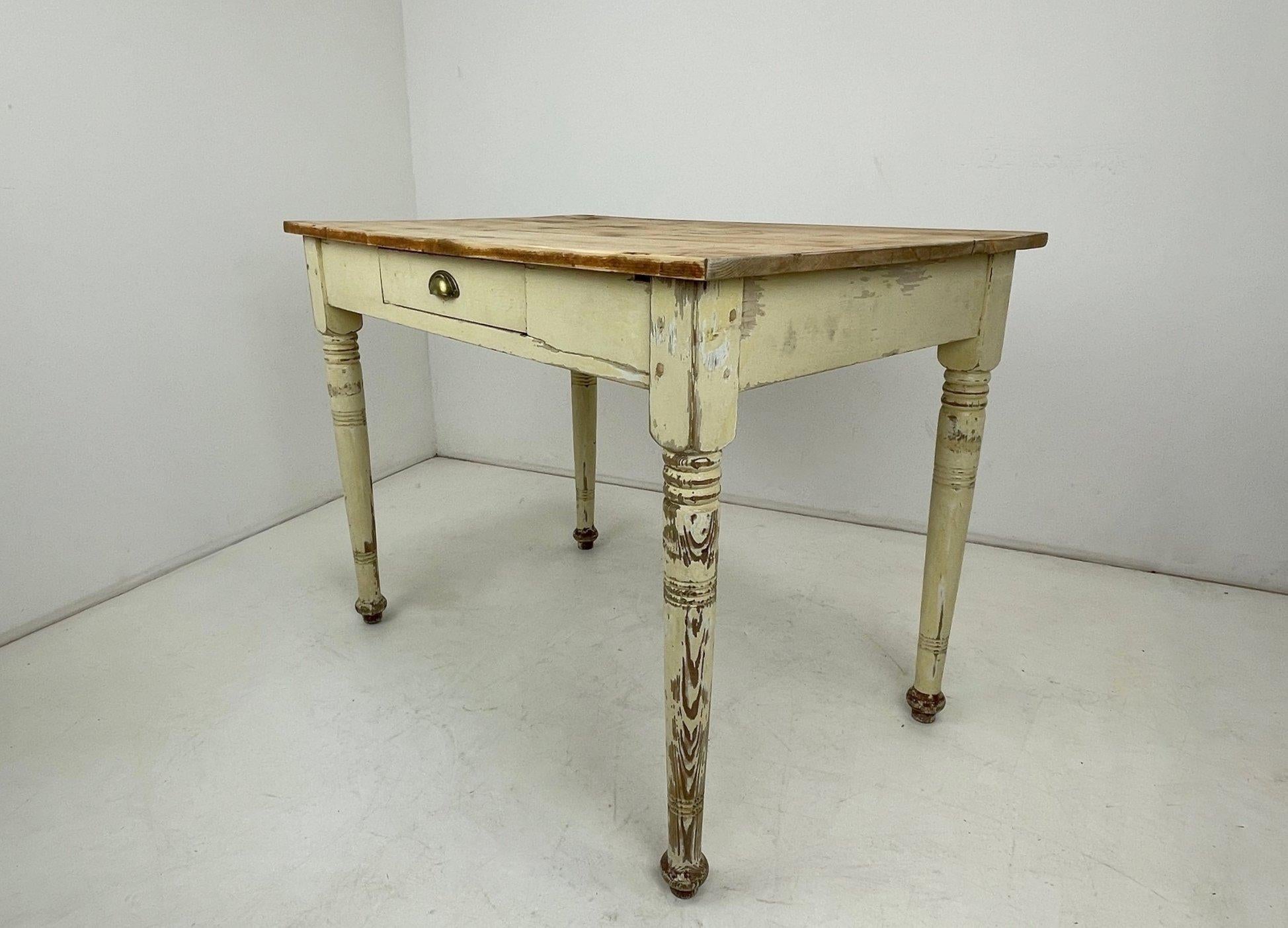 Early 20th Century Wooden Work Table or Writing Desk with Original Patina In Good Condition For Sale In Praha, CZ
