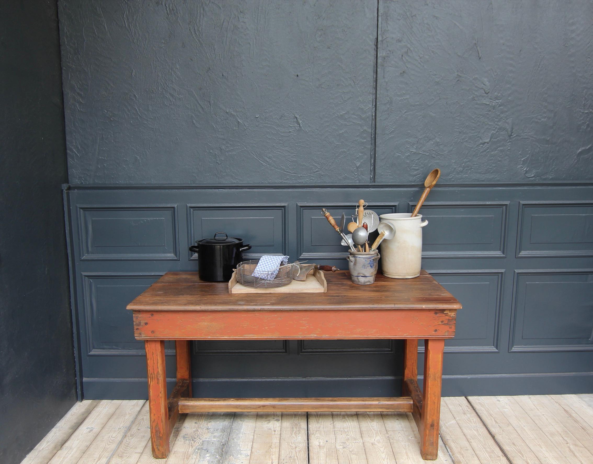 Early 20th Century Work Table in Original Paint In Good Condition In Dusseldorf, DE