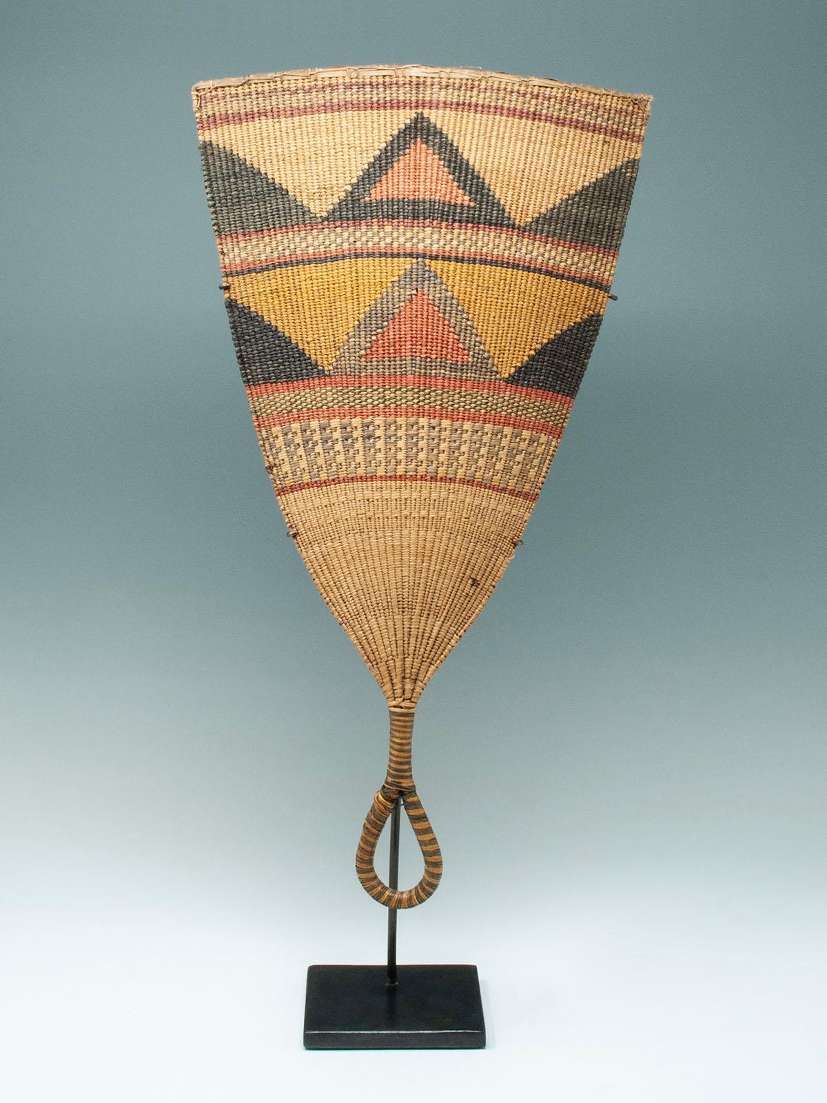 Geflochtener königlicher Fächer aus dem frühen 20. Jahrhundert, Volk der Chokwe, D. R. Kongo

Ein seltener und fein gewebter Fächer, der der ethnischen Gruppe der Chokwe in Angola, im Südwesten der D. R. Kongo und Nord-Sambia zugeschrieben wird und