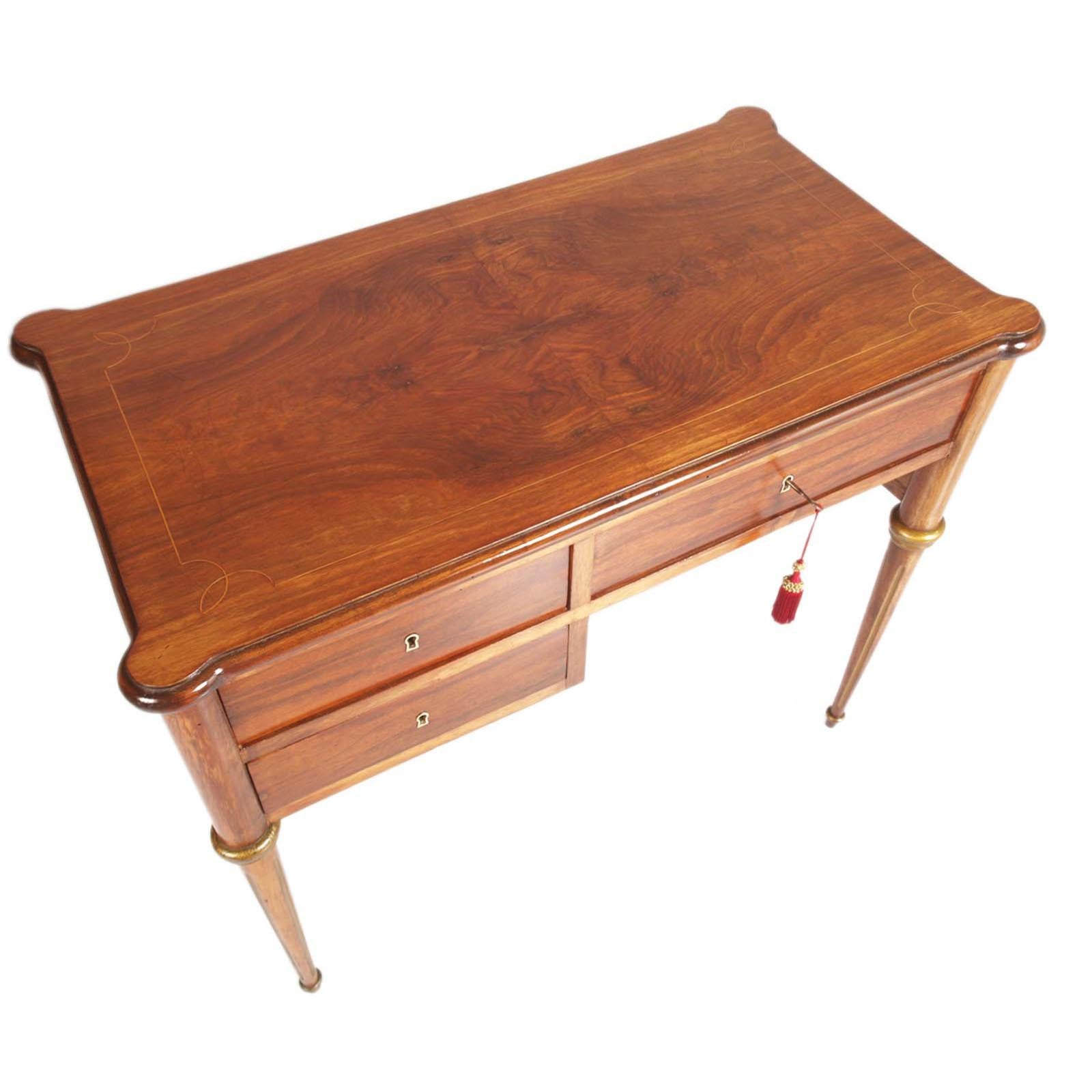Italienischer eleganter Directoire-Schreibtisch aus Nussbaum massiv und furniert mit Intarsien auf der Platte von Meroni & Fossati, Anfang des 20. Wachs poliert
Nutzhöhe unter der mittleren Schublade 60 cm.

Zum besseren Verständnis des