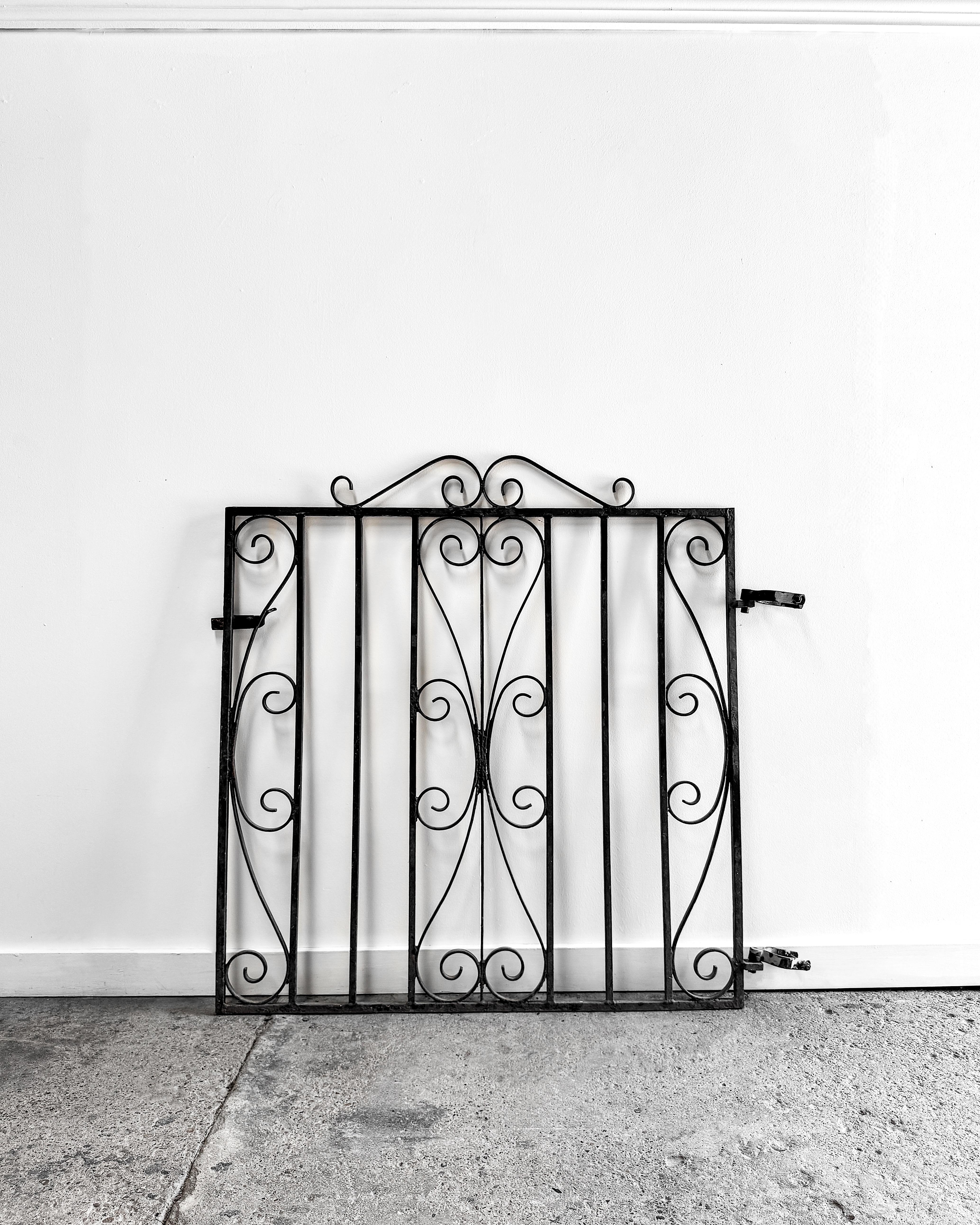 Puerta de jardín de hierro forjado de principios del siglo XX con cresta enrollada, grande en venta 6
