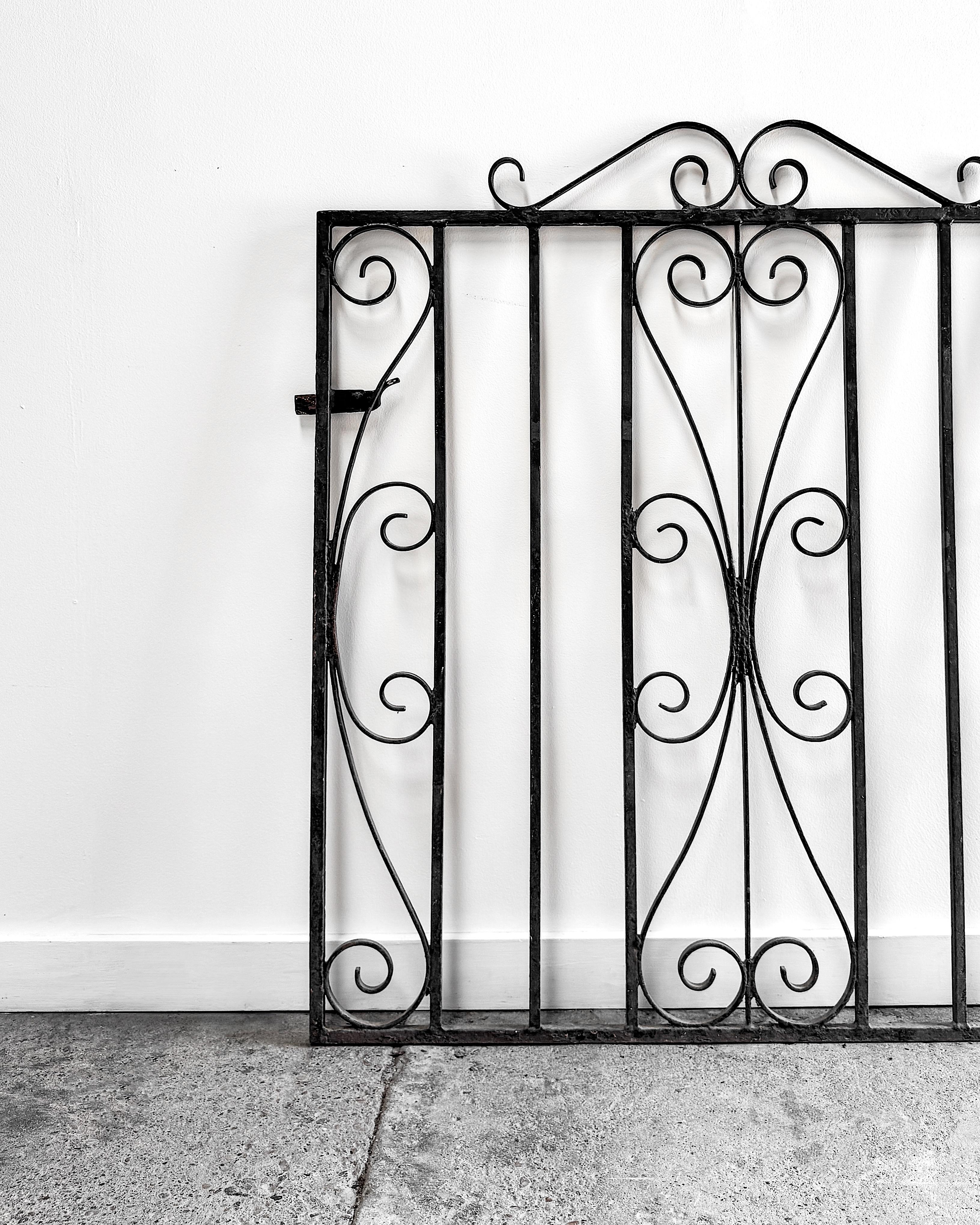 Puerta de jardín de hierro forjado de principios del siglo XX con cresta enrollada, grande en venta 7