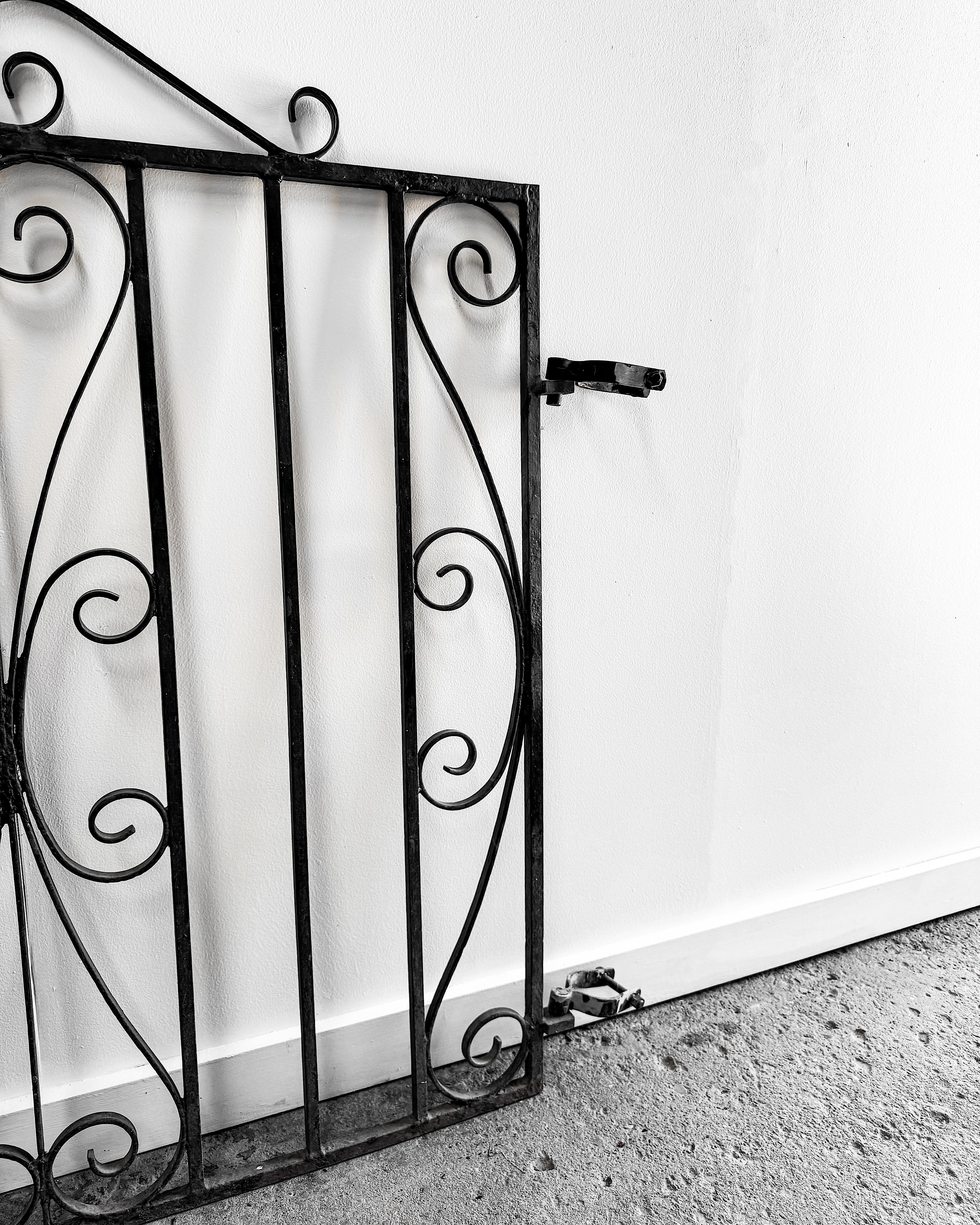 Puerta de jardín de hierro forjado de principios del siglo XX con cresta enrollada, grande en venta 8