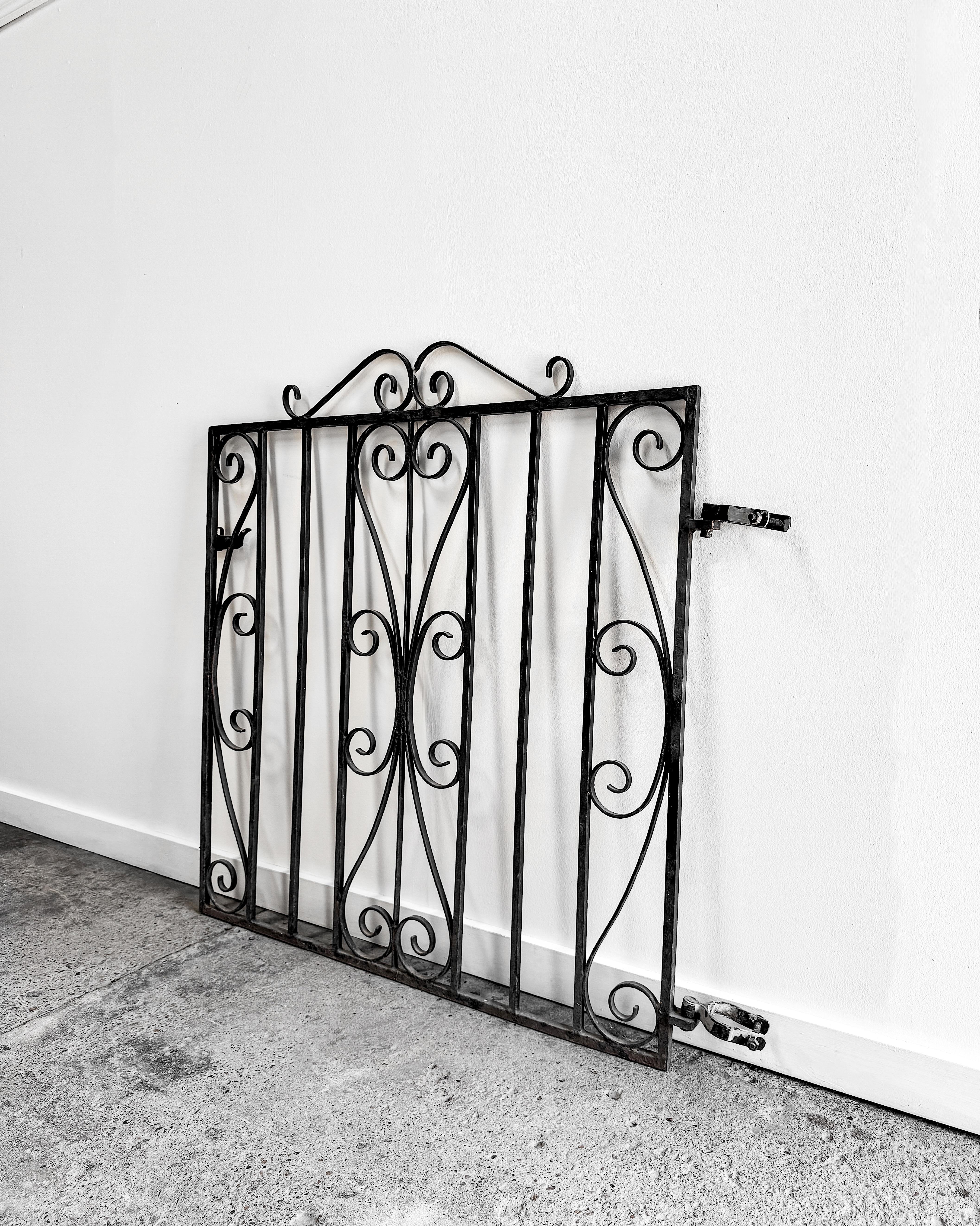 Puerta de jardín de hierro forjado de principios del siglo XX con cresta enrollada, grande en venta 9