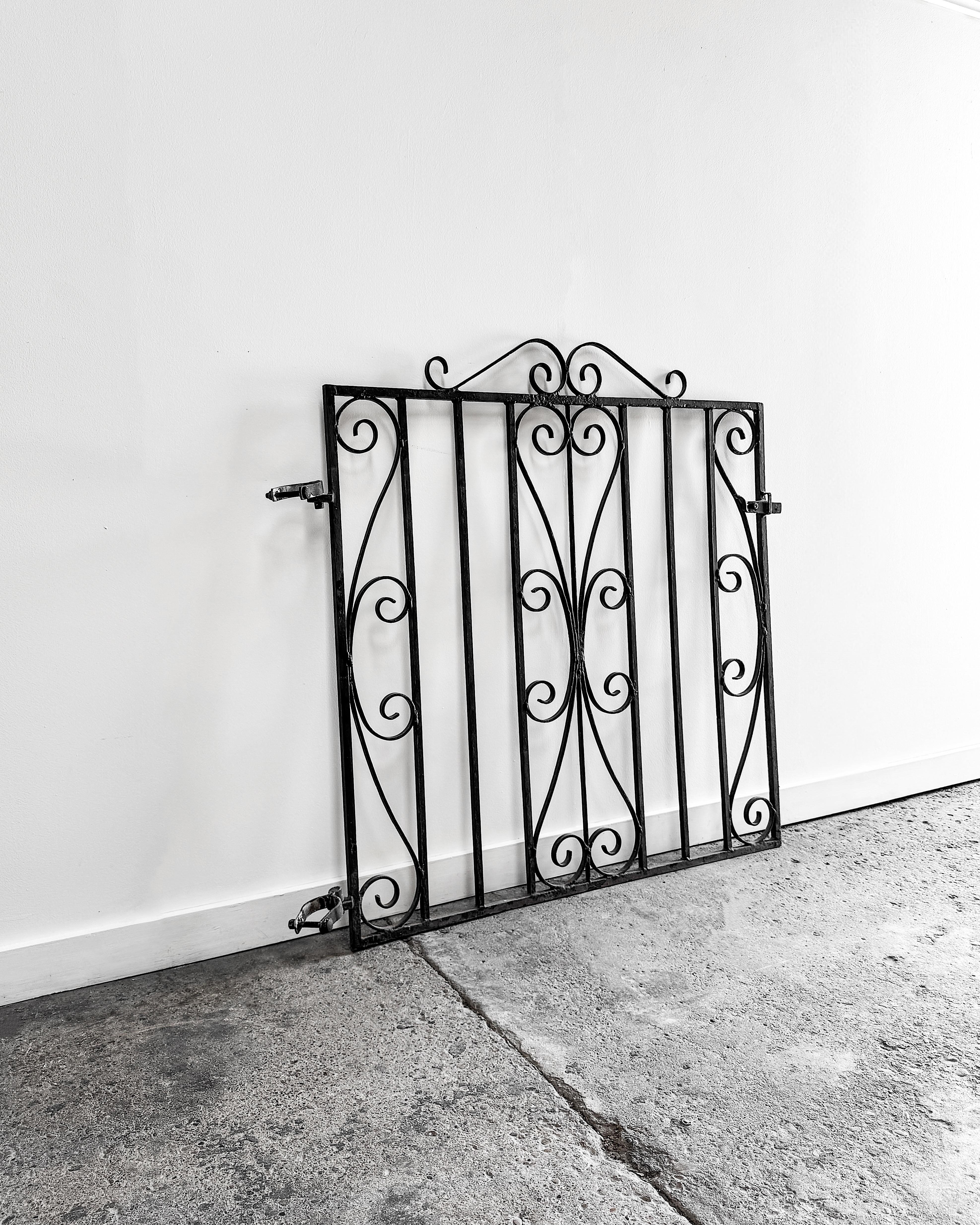 Puerta de jardín de hierro forjado de principios del siglo XX con cresta enrollada, grande Inglés en venta