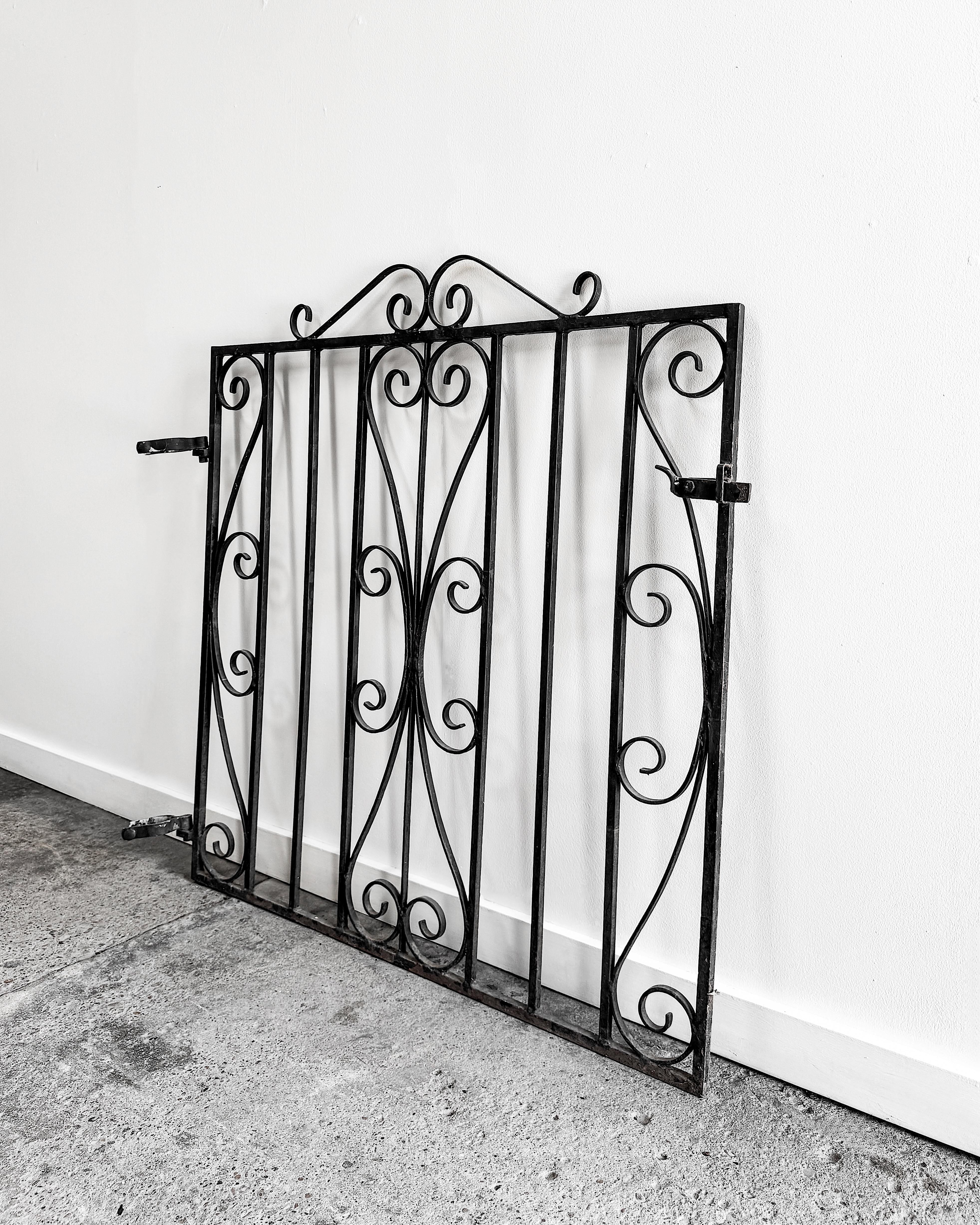 Puerta de jardín de hierro forjado de principios del siglo XX con cresta enrollada, grande en Bueno estado para la venta en Mckinney, TX