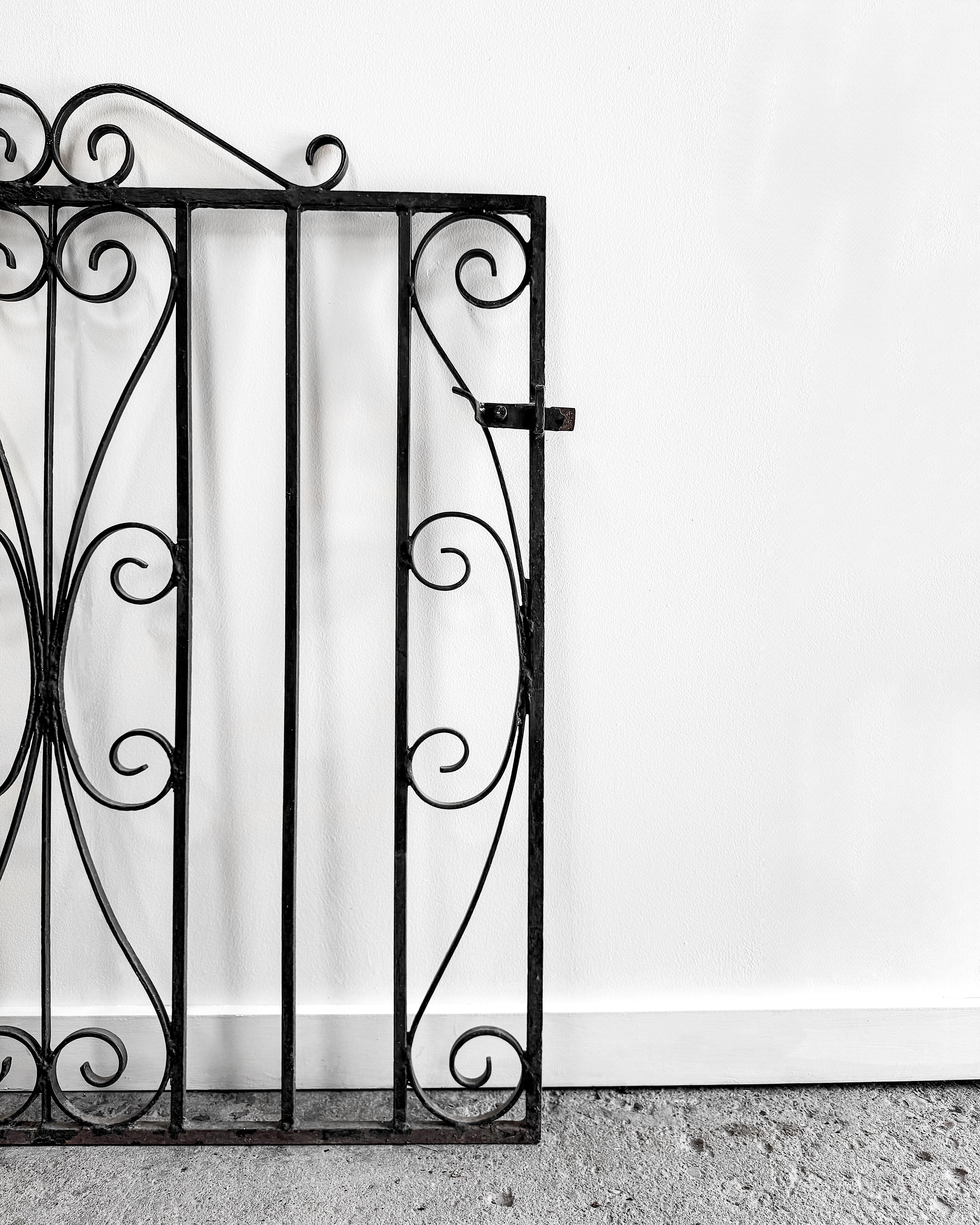 Puerta de jardín de hierro forjado de principios del siglo XX con cresta enrollada, grande Hierro forjado en venta