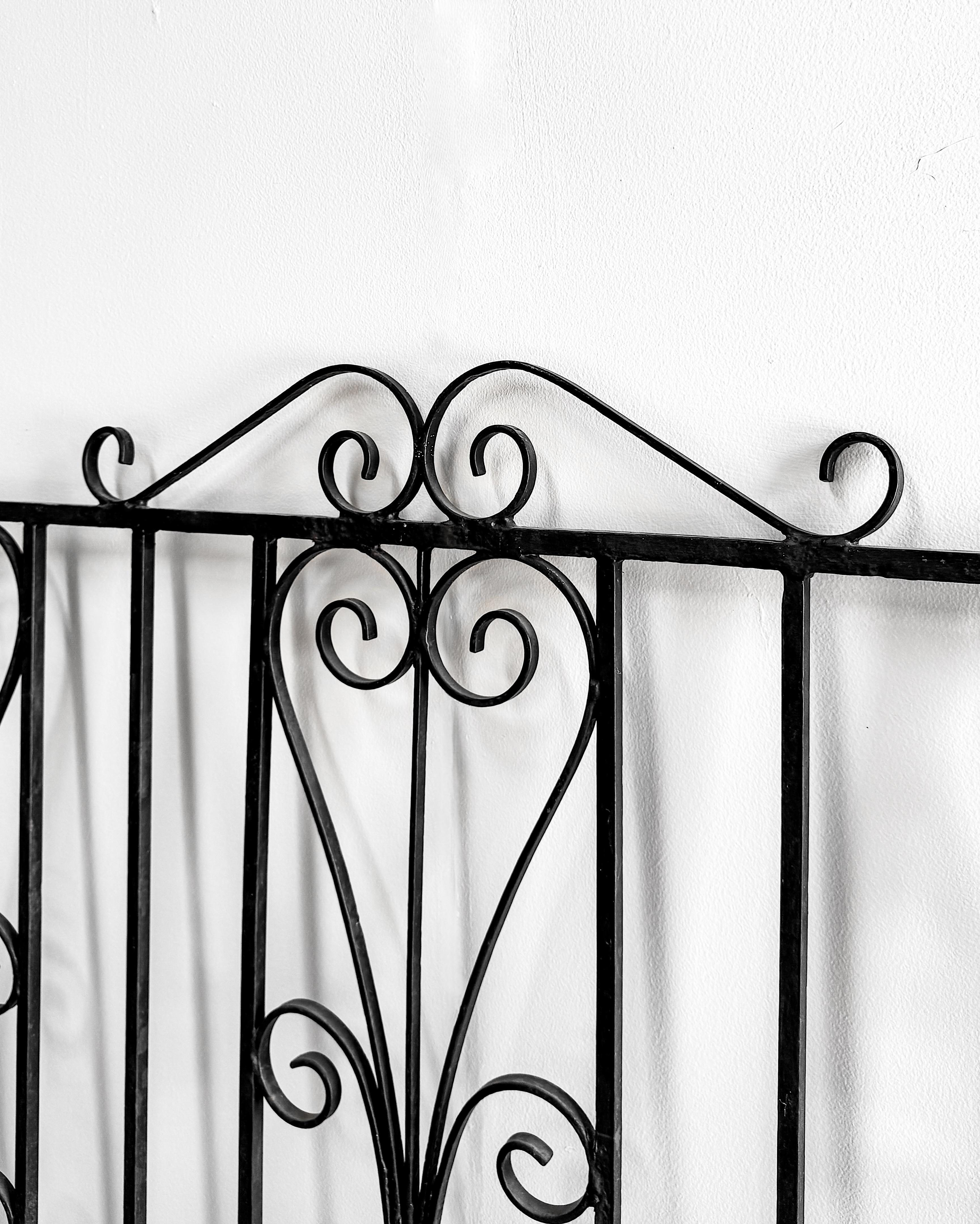 Puerta de jardín de hierro forjado de principios del siglo XX con cresta enrollada, grande en venta 1
