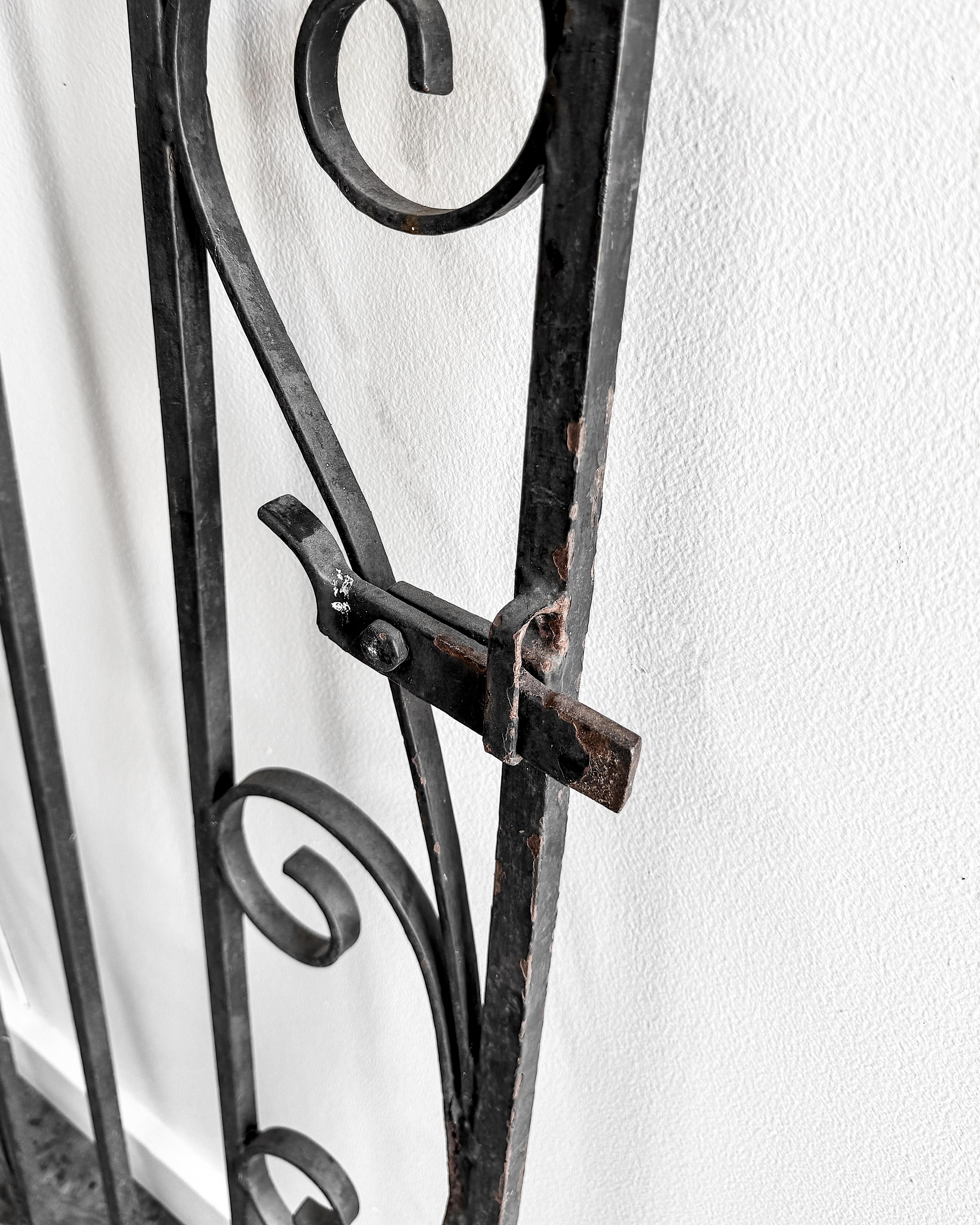 Puerta de jardín de hierro forjado de principios del siglo XX con cresta enrollada, grande en venta 2