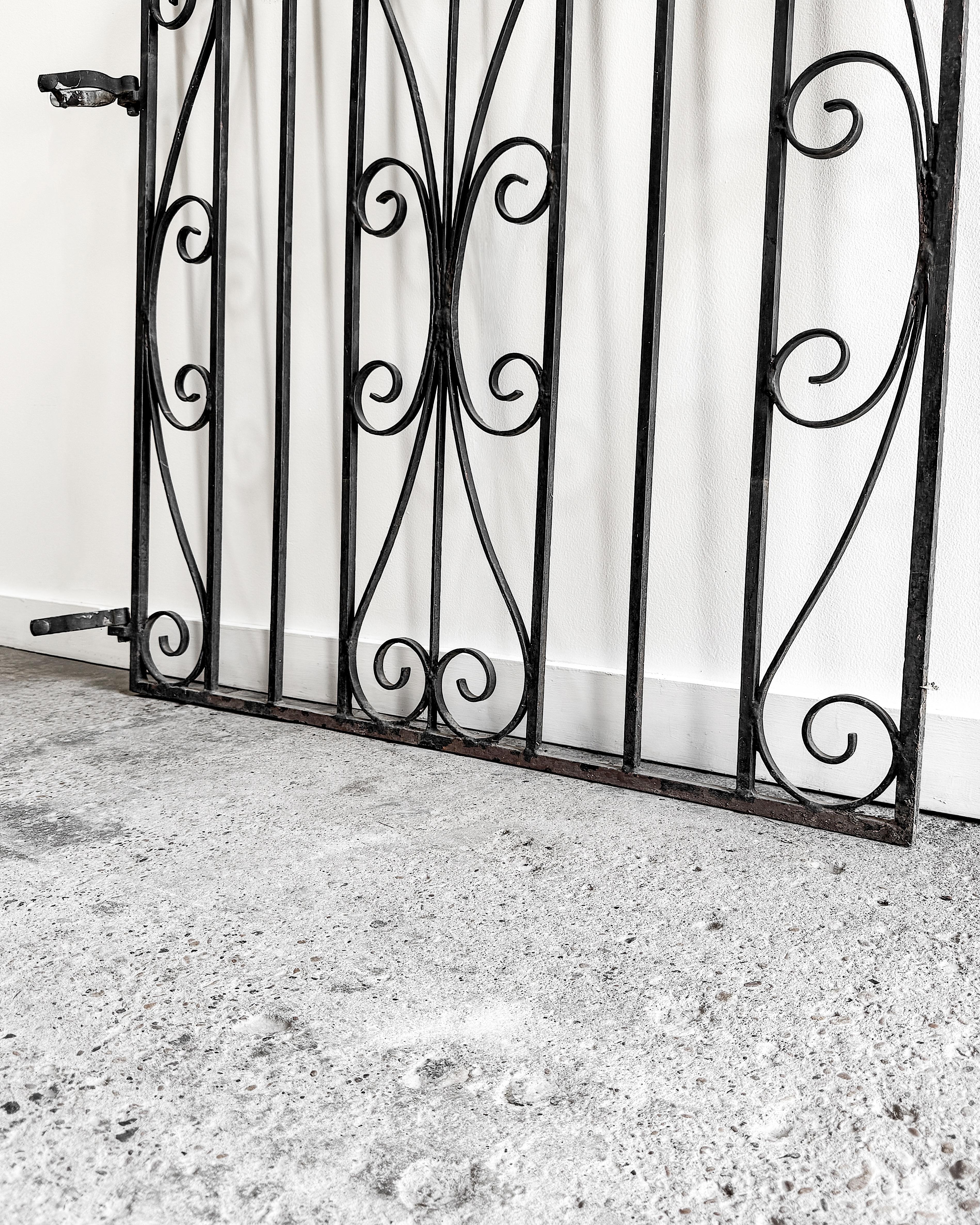 Puerta de jardín de hierro forjado de principios del siglo XX con cresta enrollada, grande en venta 4
