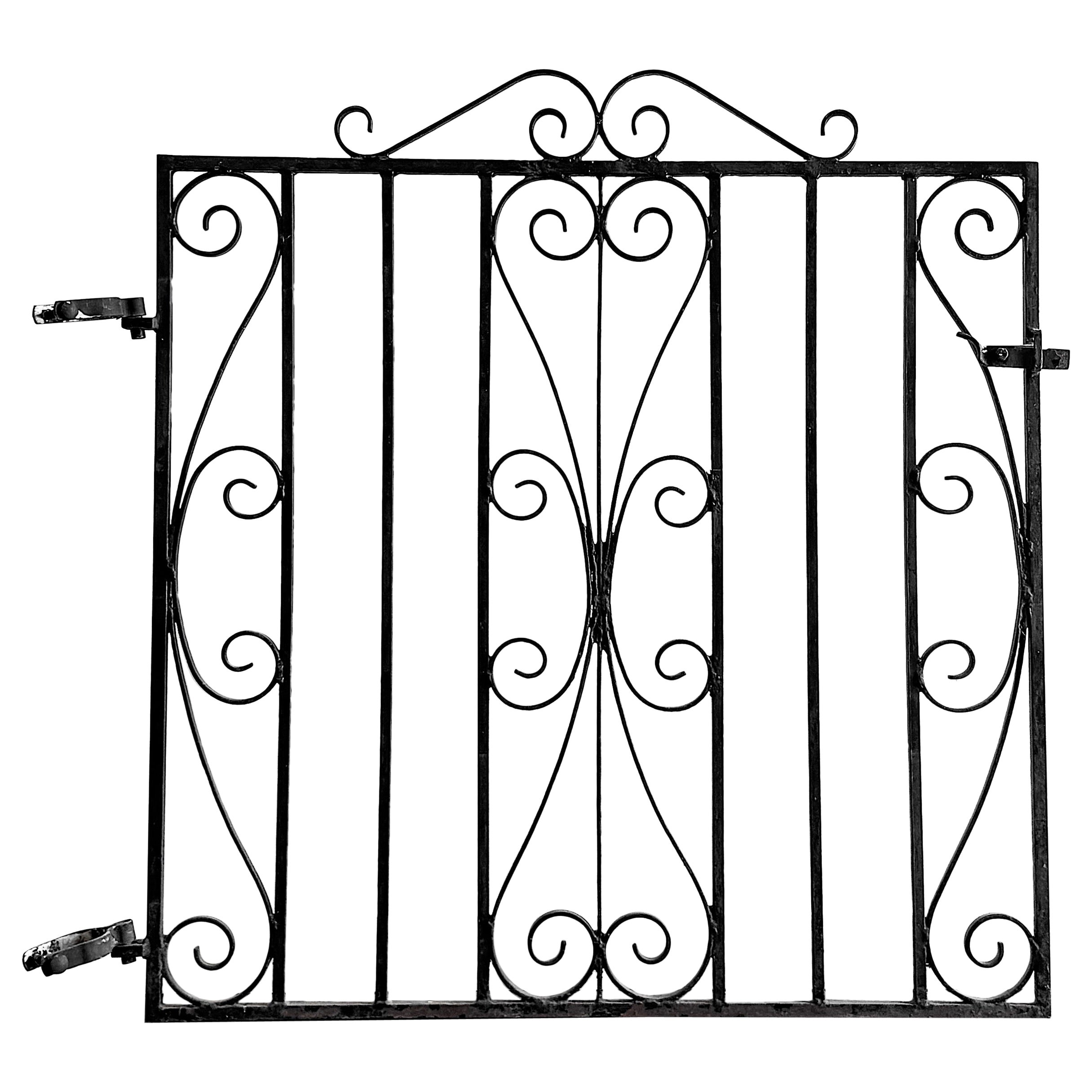 Puerta de jardín de hierro forjado de principios del siglo XX con cresta enrollada, grande en venta