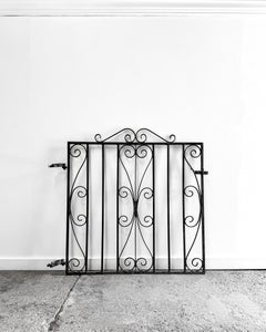 Puerta de jardín de hierro forjado de principios del siglo XX con cresta enrollada, grande