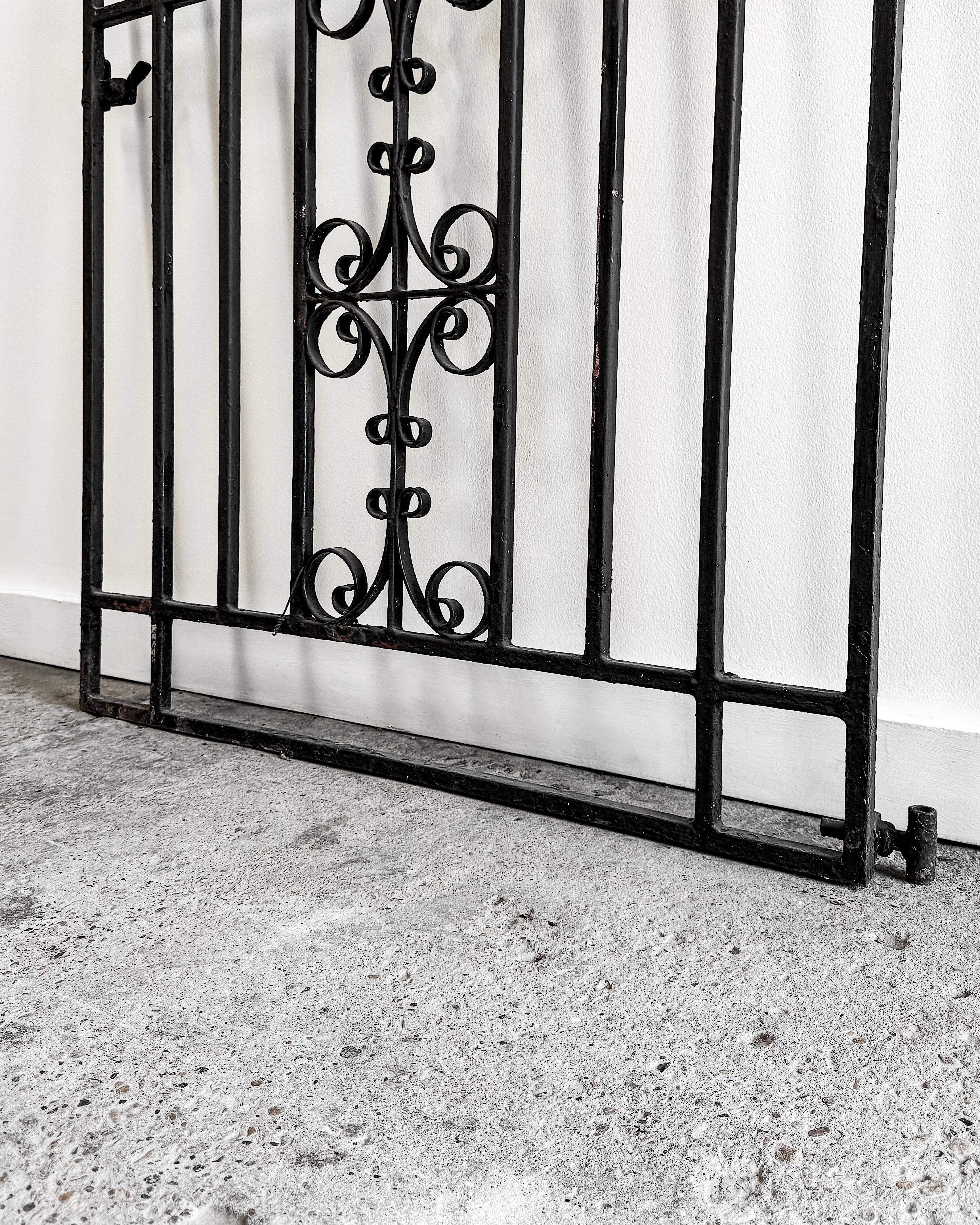 Puerta de jardín de hierro forjado de principios del siglo XX con cresta enrollada, pequeña en venta 6