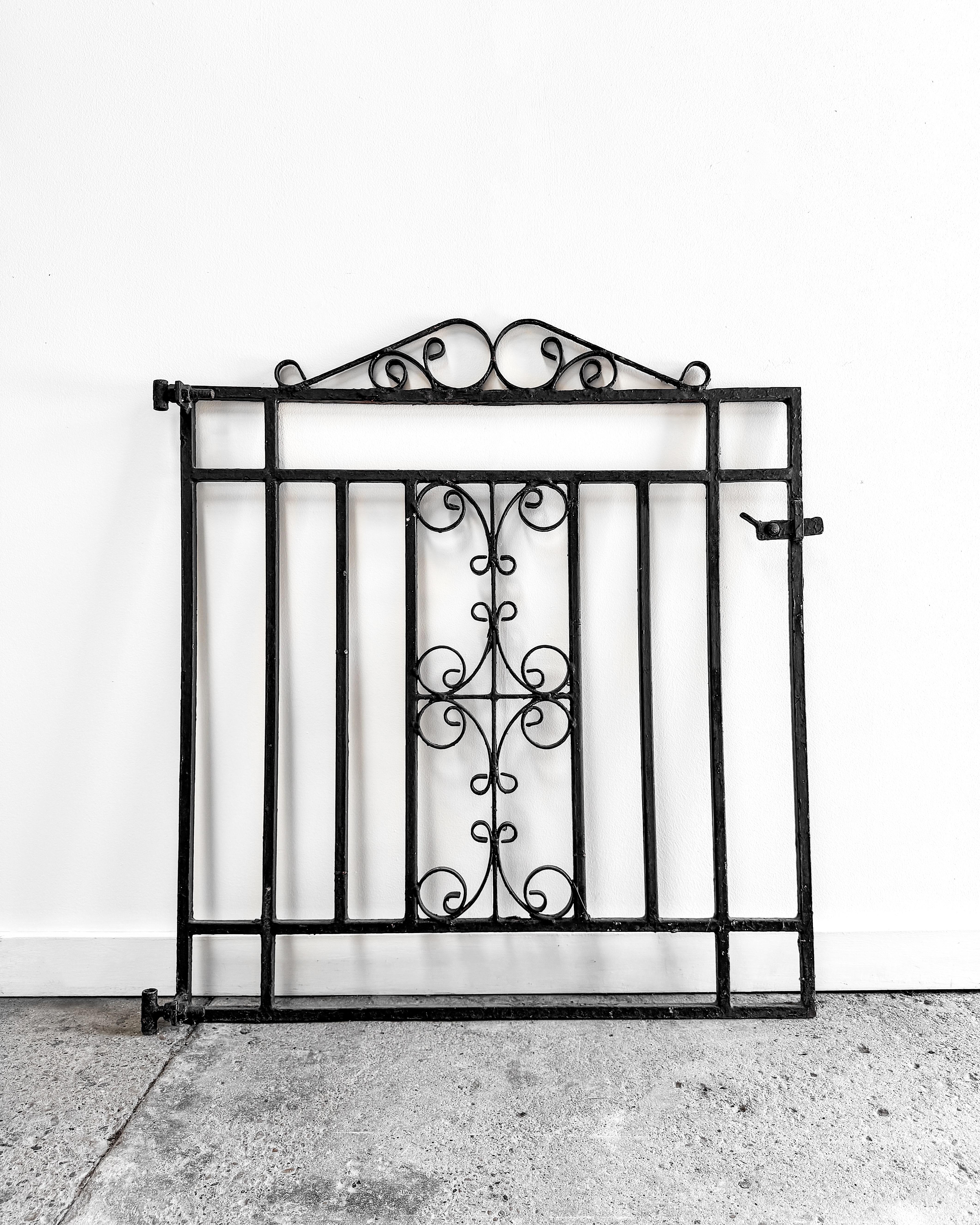 Puerta de jardín de hierro forjado de principios del siglo XX con cresta enrollada, pequeña en venta 8