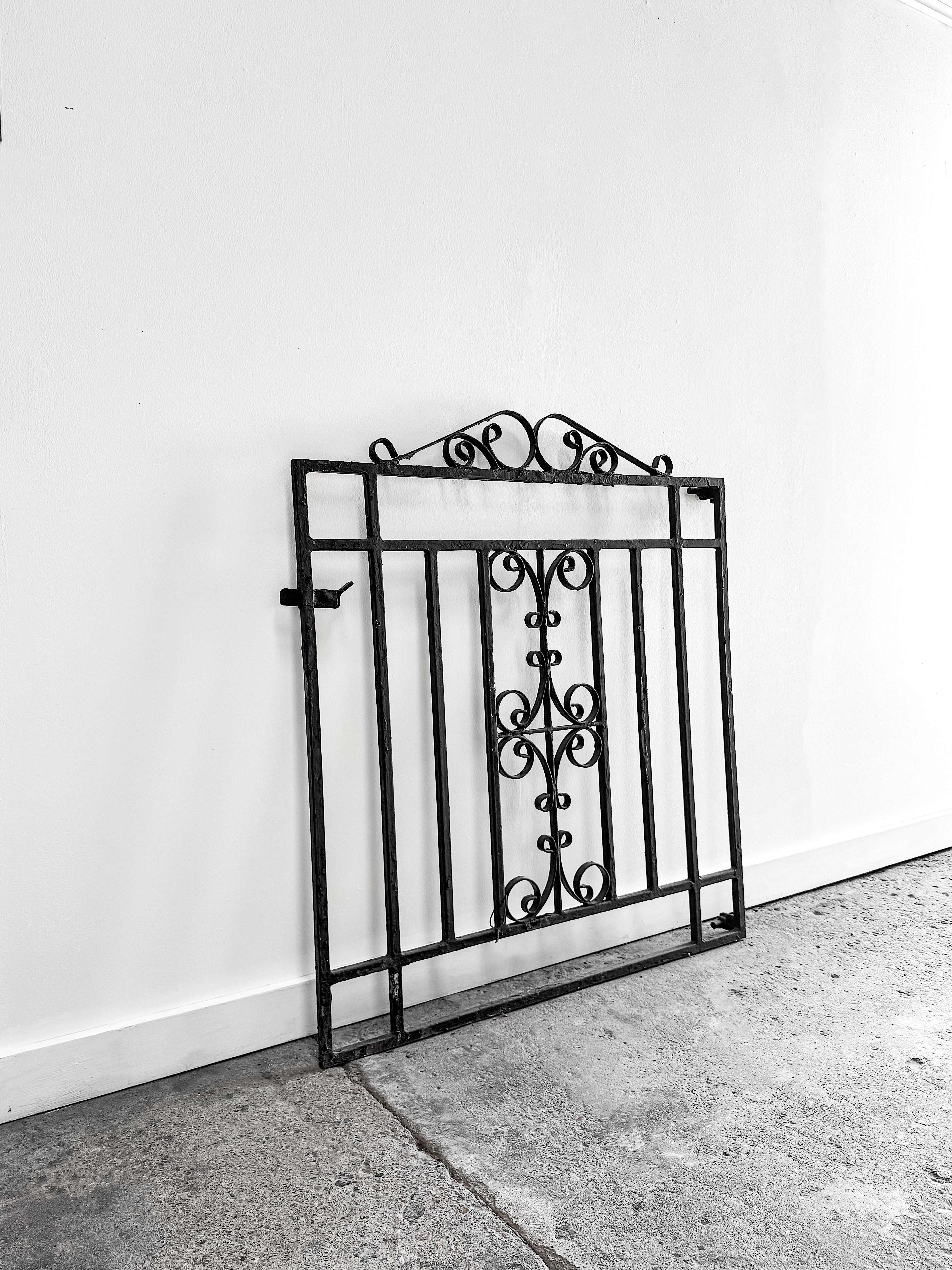 Puerta de jardín de hierro forjado de principios del siglo XX con cresta enrollada, pequeña Inglés en venta