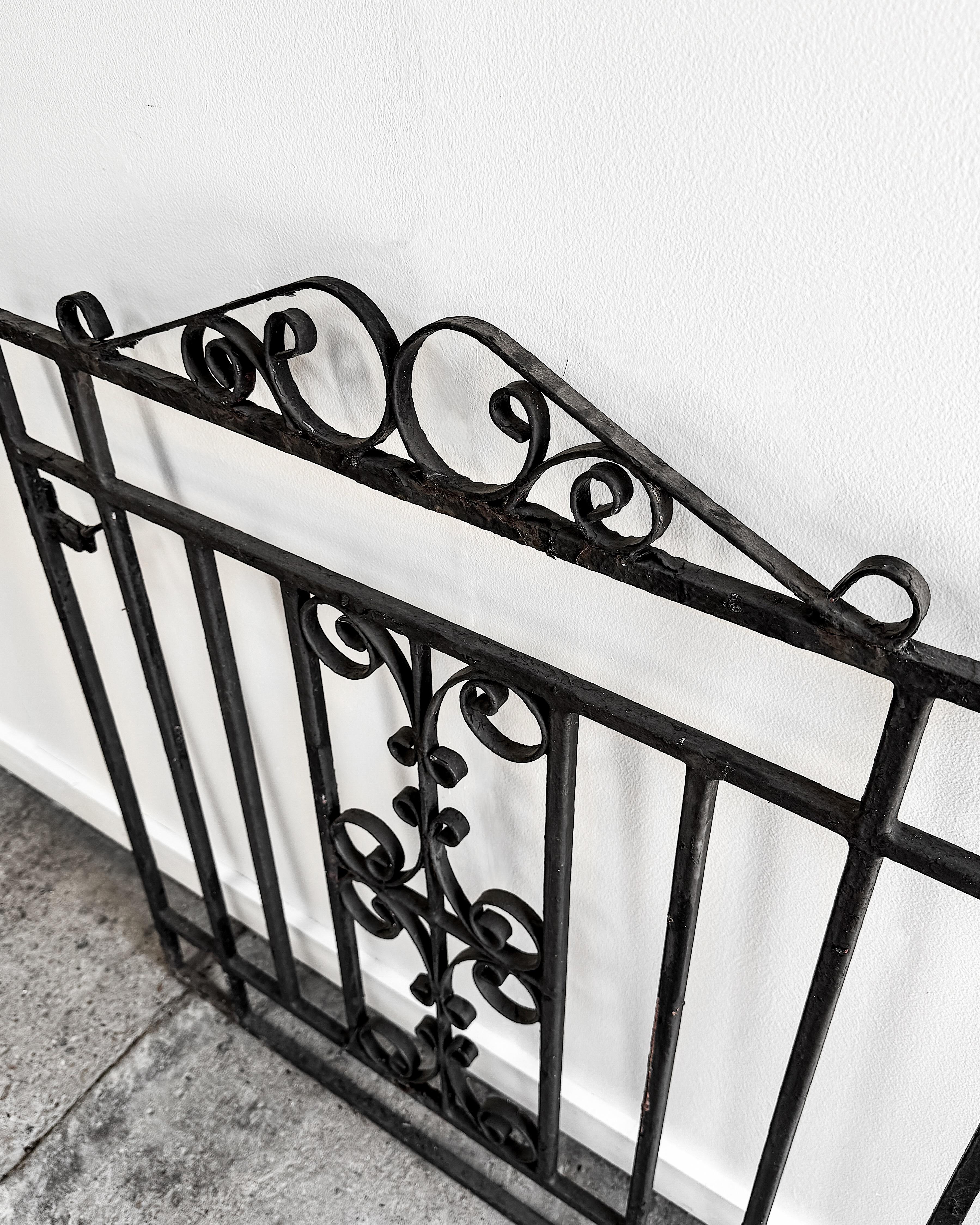 Puerta de jardín de hierro forjado de principios del siglo XX con cresta enrollada, pequeña en Bueno estado para la venta en Mckinney, TX