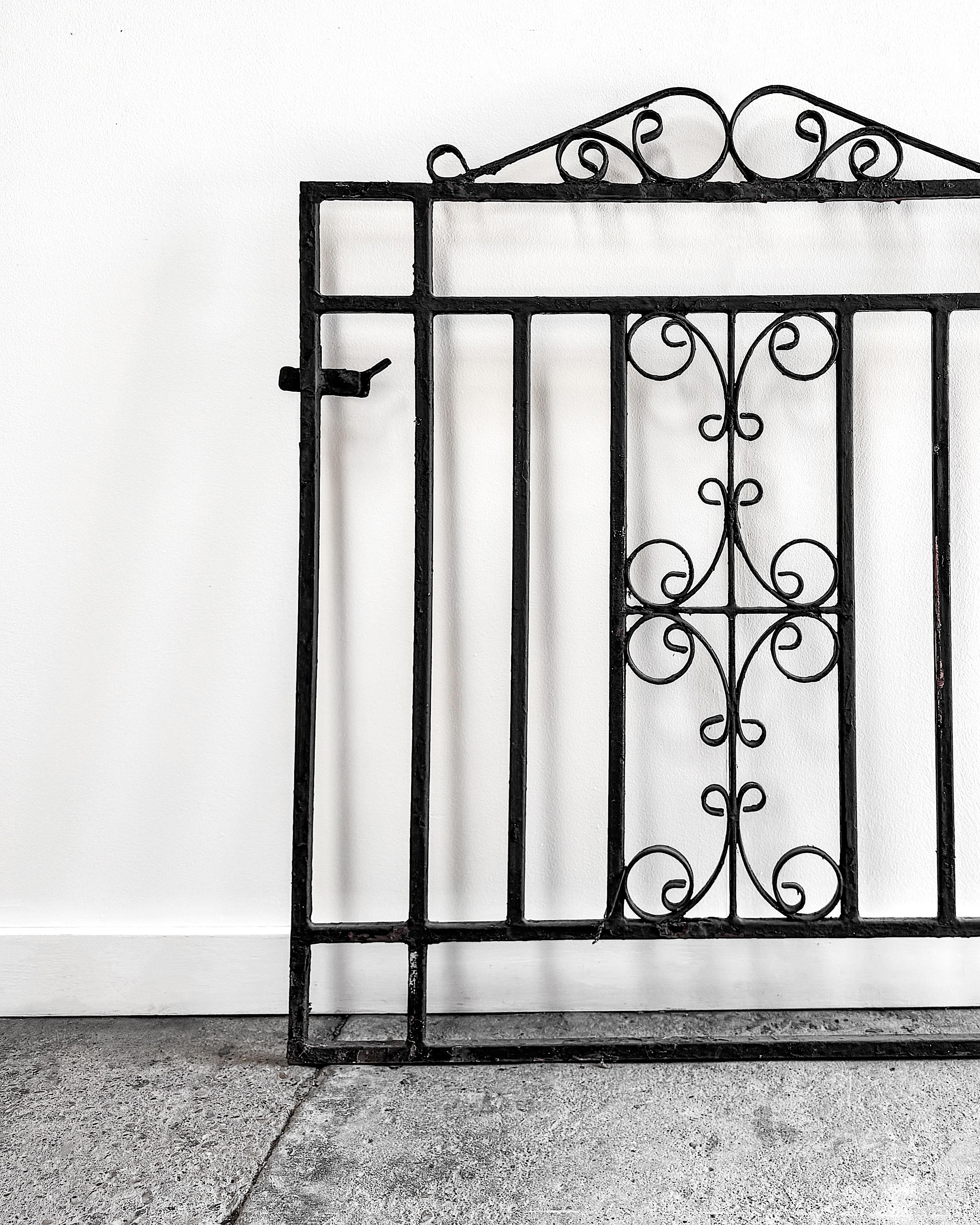 Puerta de jardín de hierro forjado de principios del siglo XX con cresta enrollada, pequeña Hierro forjado en venta