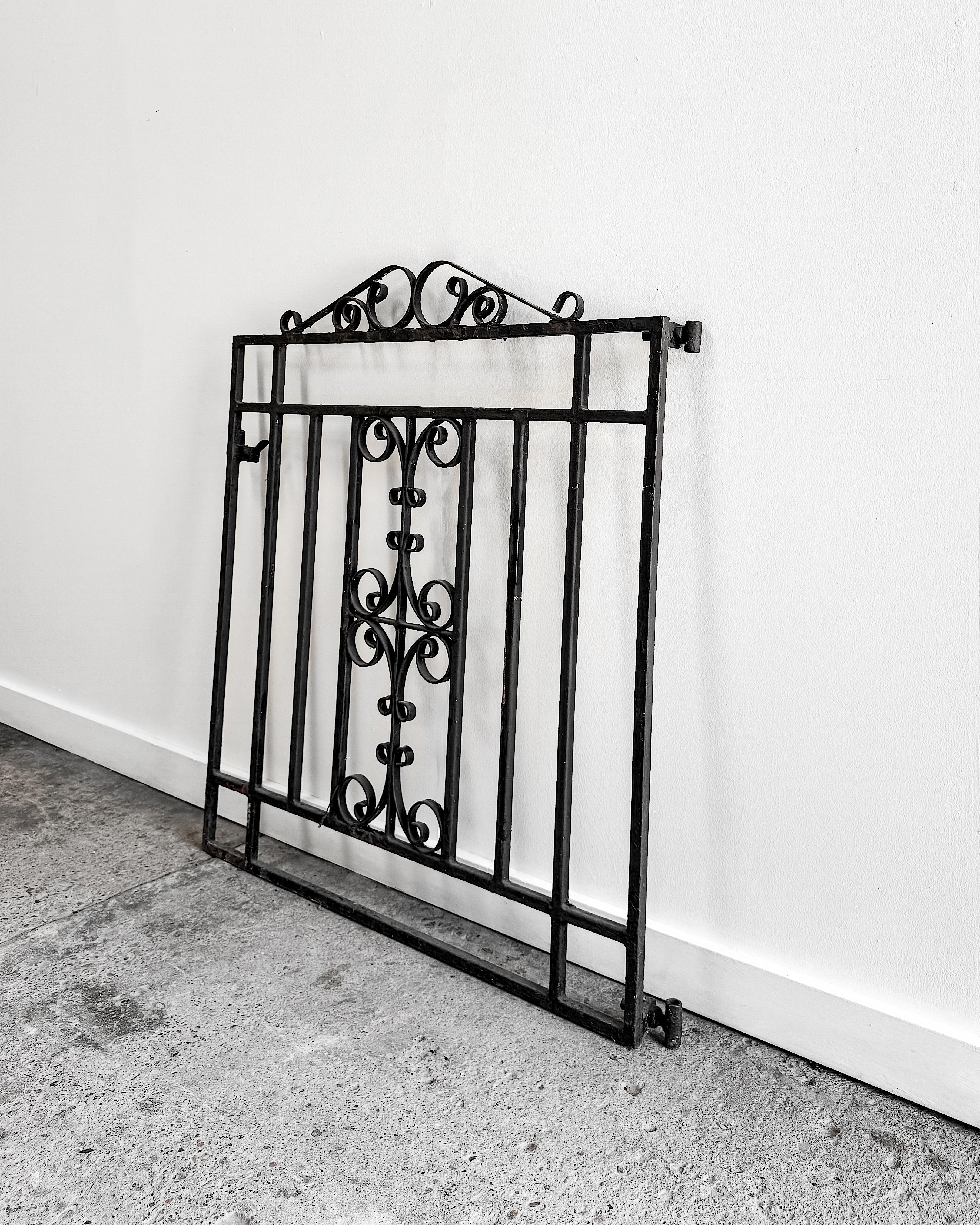 Puerta de jardín de hierro forjado de principios del siglo XX con cresta enrollada, pequeña en venta 1