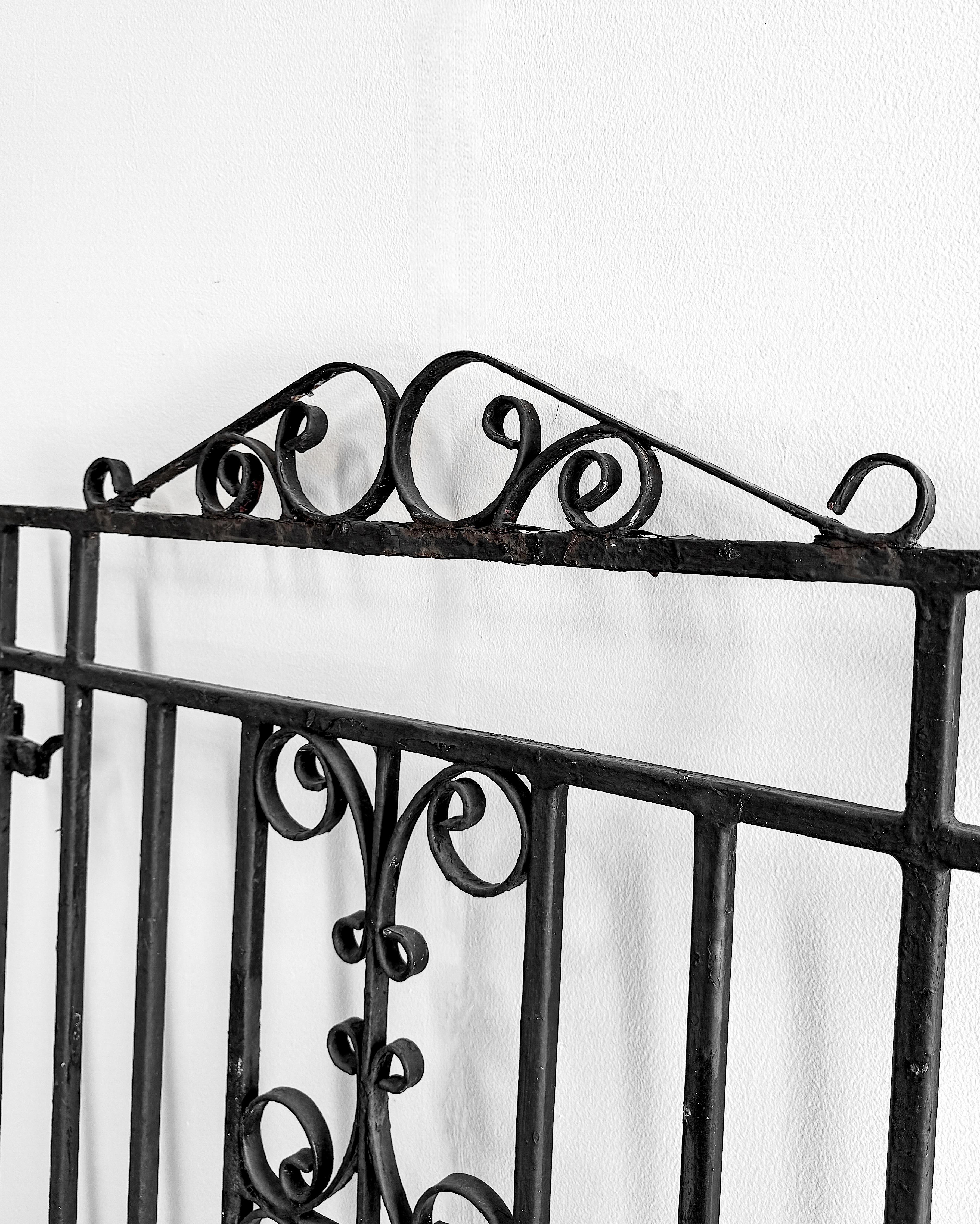 Puerta de jardín de hierro forjado de principios del siglo XX con cresta enrollada, pequeña en venta 2