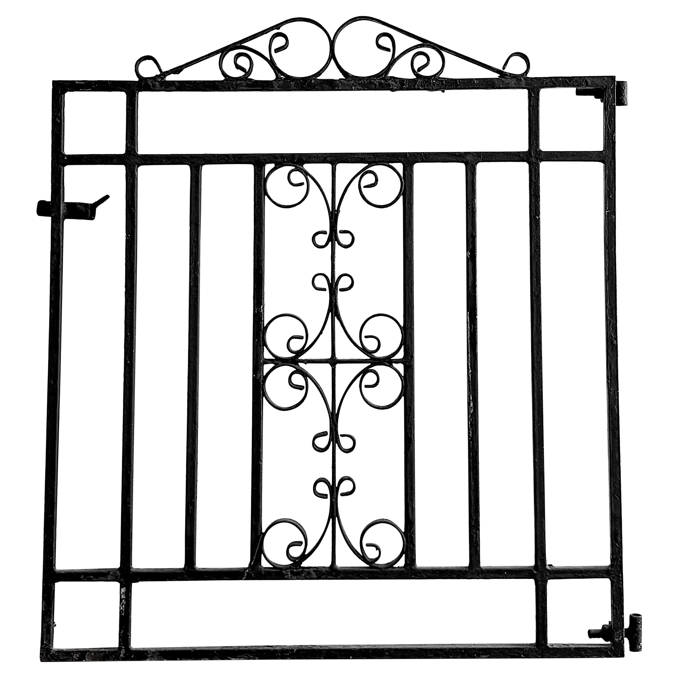 Puerta de jardín de hierro forjado de principios del siglo XX con cresta enrollada, pequeña en venta