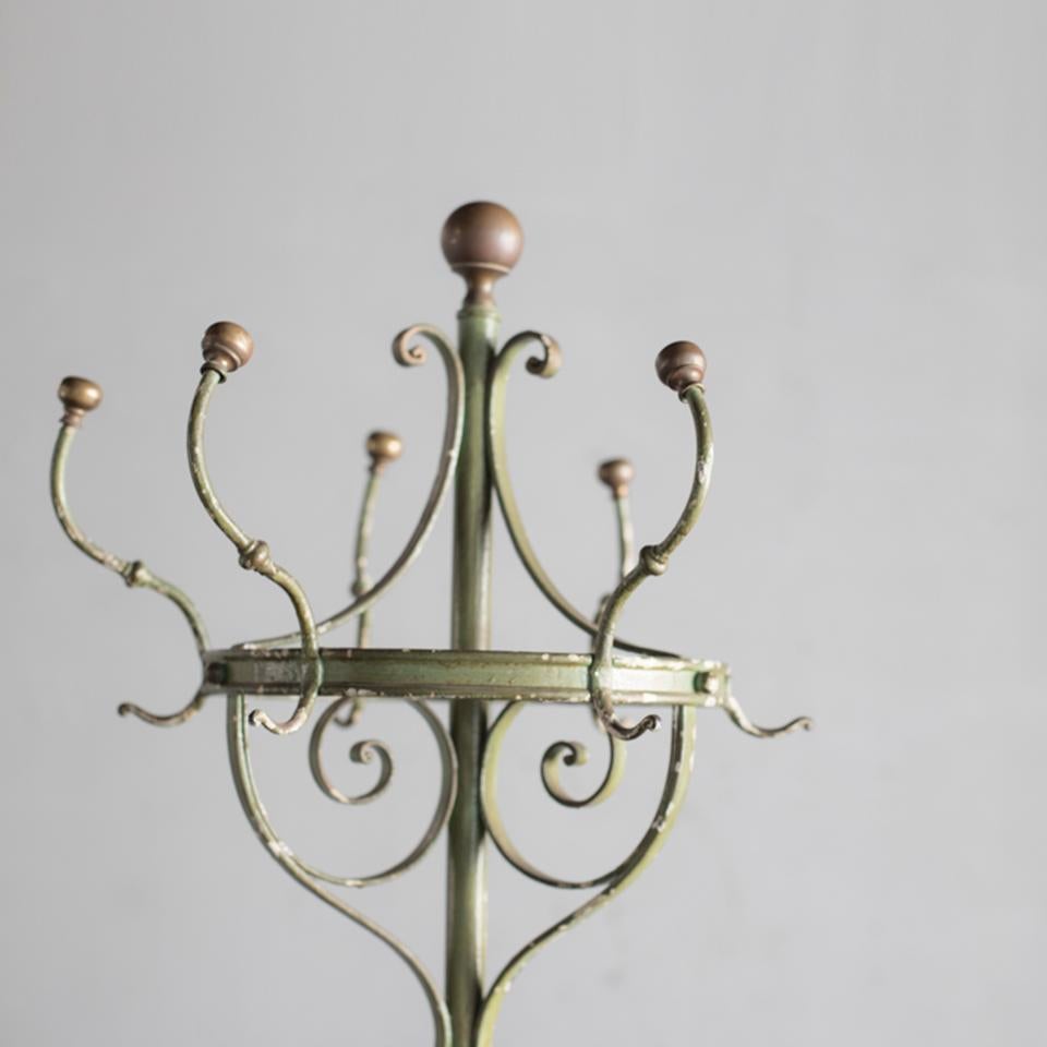 Appendiabiti e cappelli in ferro battuto con finali in ottone realizzati in Francia all'inizio del XX secolo.
Il design decorativo del ferro battuto è molto bello. Manca un gancio.