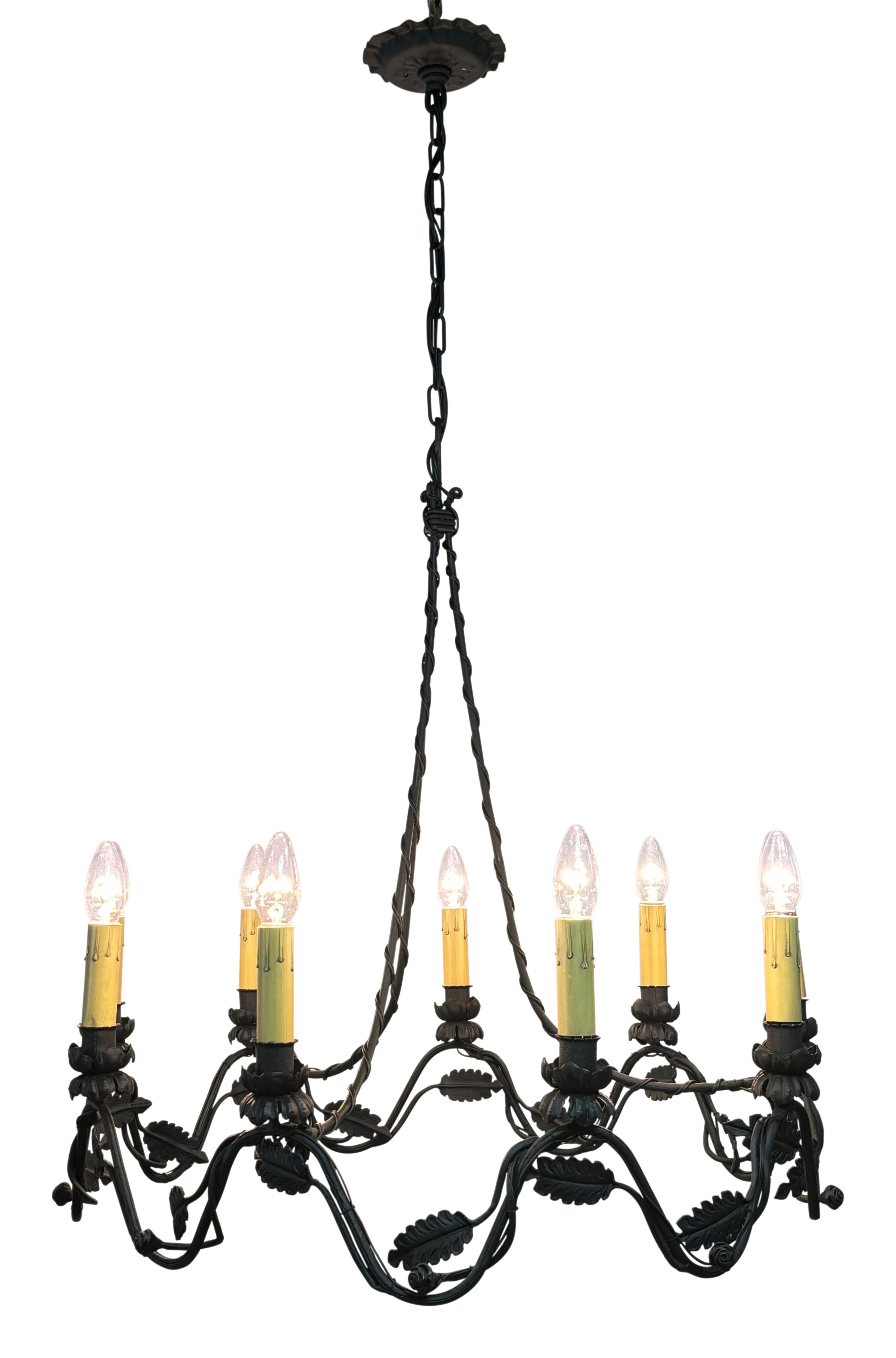 Attrayante suspension en fonte et en fer forgé du début du 20e siècle, composée de neuf lampes.
Restauration complète récente, câblage refait, peinture refaite et manchons de bougies remplacés avec précision.
Nous pouvons raccourcir la longueur de