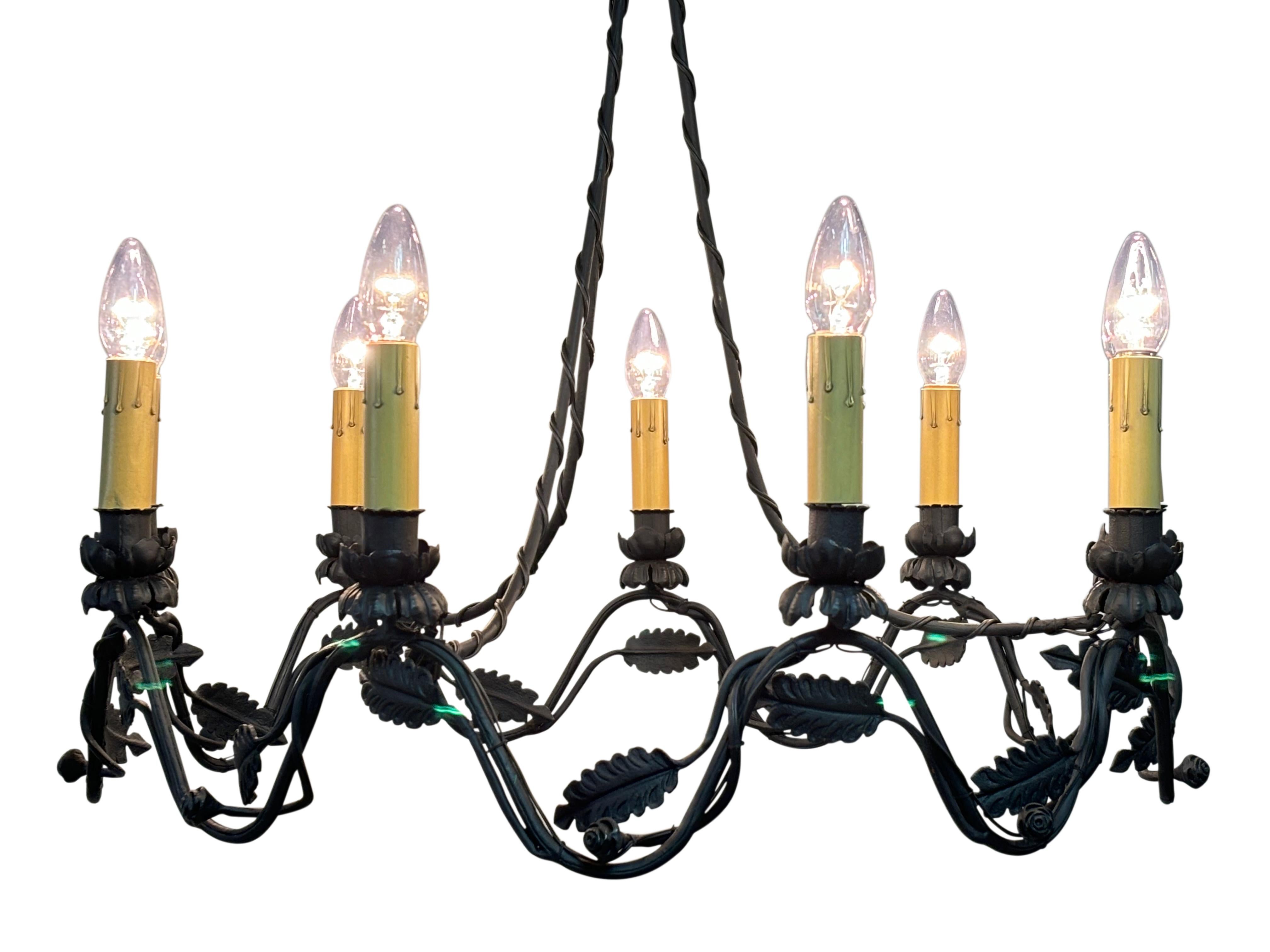 Américain Luminaire en fer forgé du début du 20ème siècle Chandelier en vente